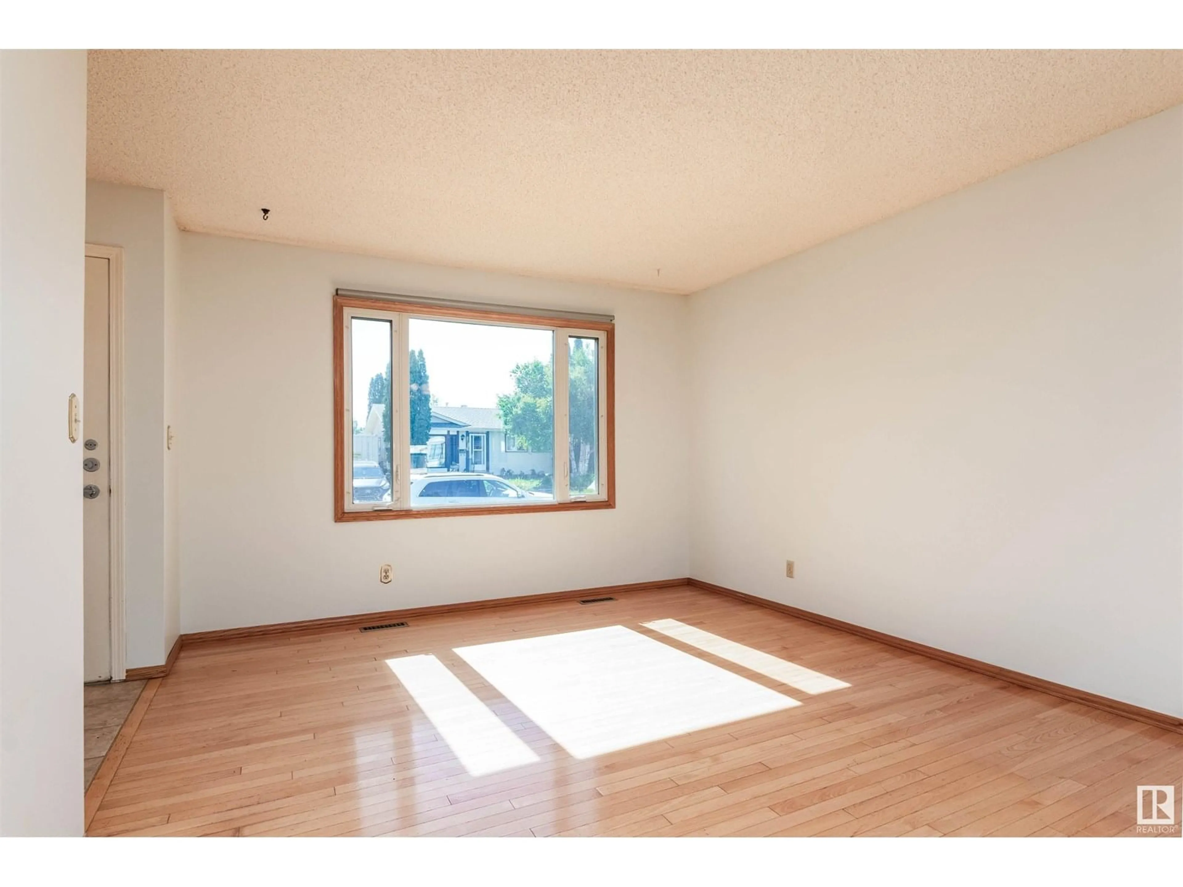 A pic of a room for 14528 29 ST, Edmonton Alberta T5Y2L4