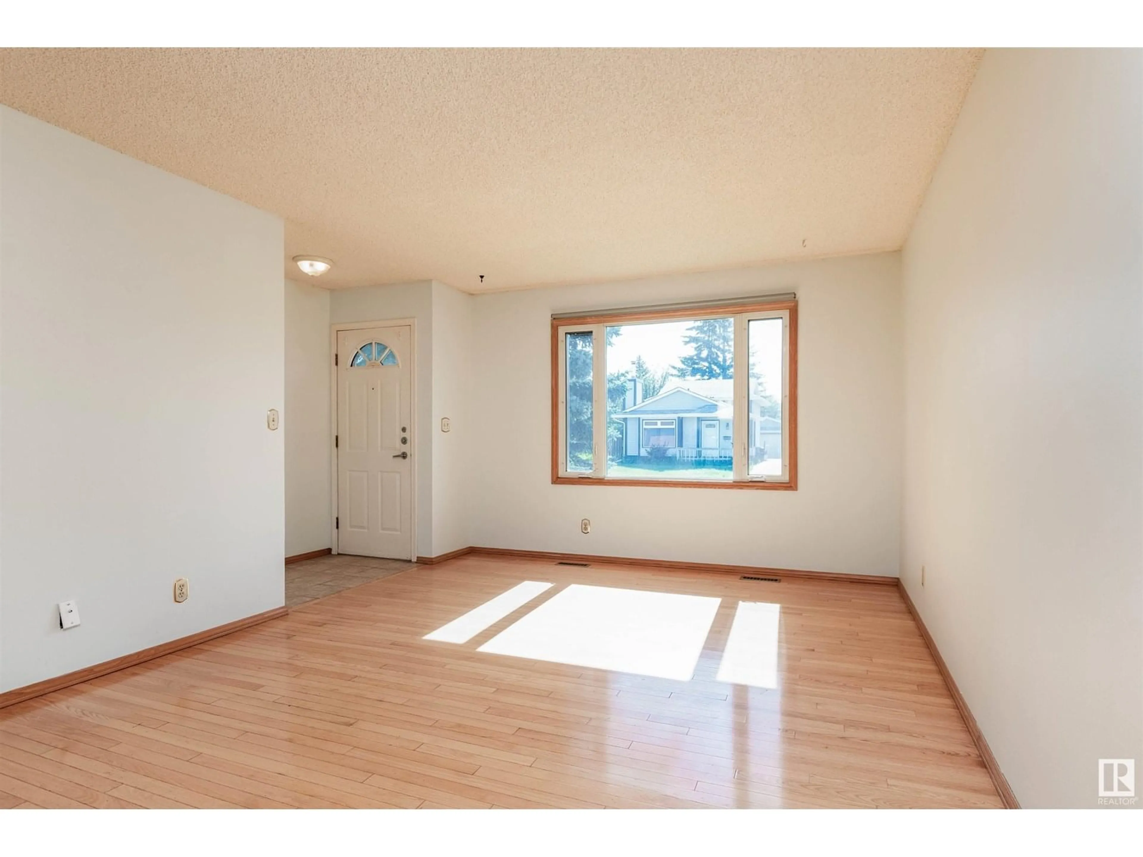 A pic of a room for 14528 29 ST, Edmonton Alberta T5Y2L4