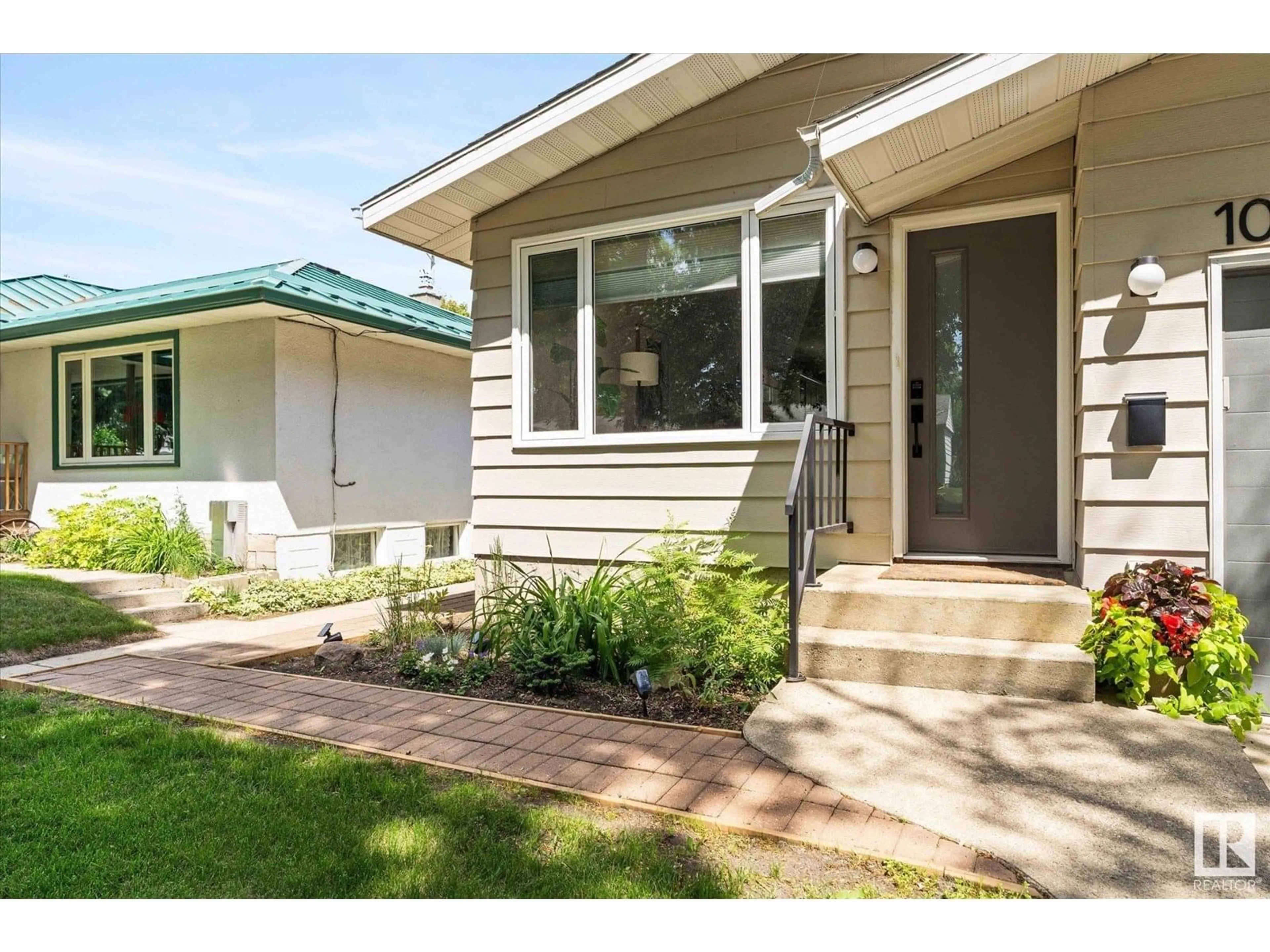 Home with vinyl exterior material, street for 10003 107 ST, Fort Saskatchewan Alberta T8L2H5