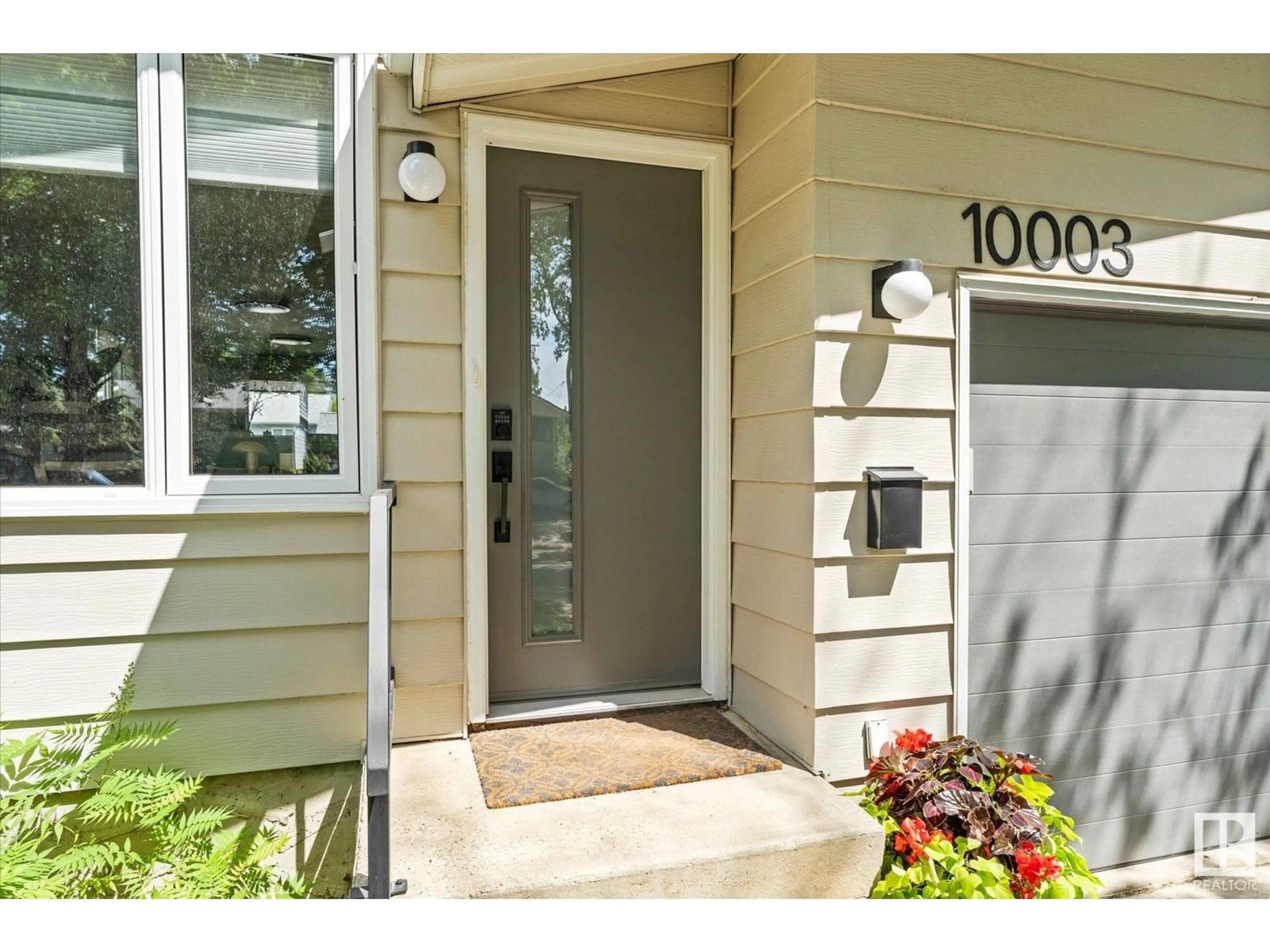 Indoor entryway for 10003 107 ST, Fort Saskatchewan Alberta T8L2H5