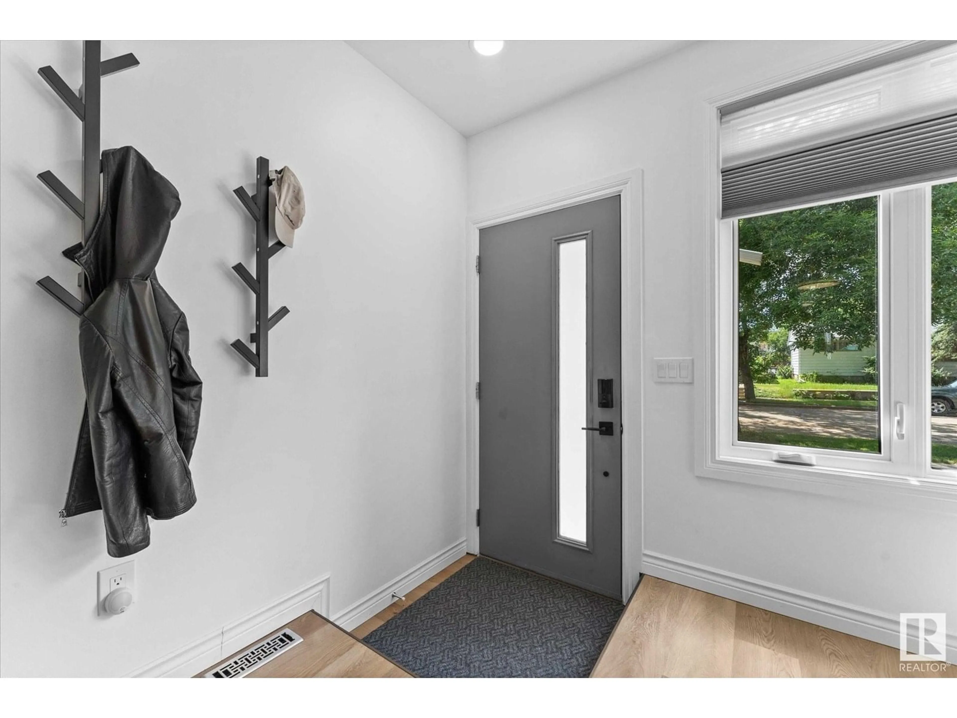 Indoor entryway for 10003 107 ST, Fort Saskatchewan Alberta T8L2H5