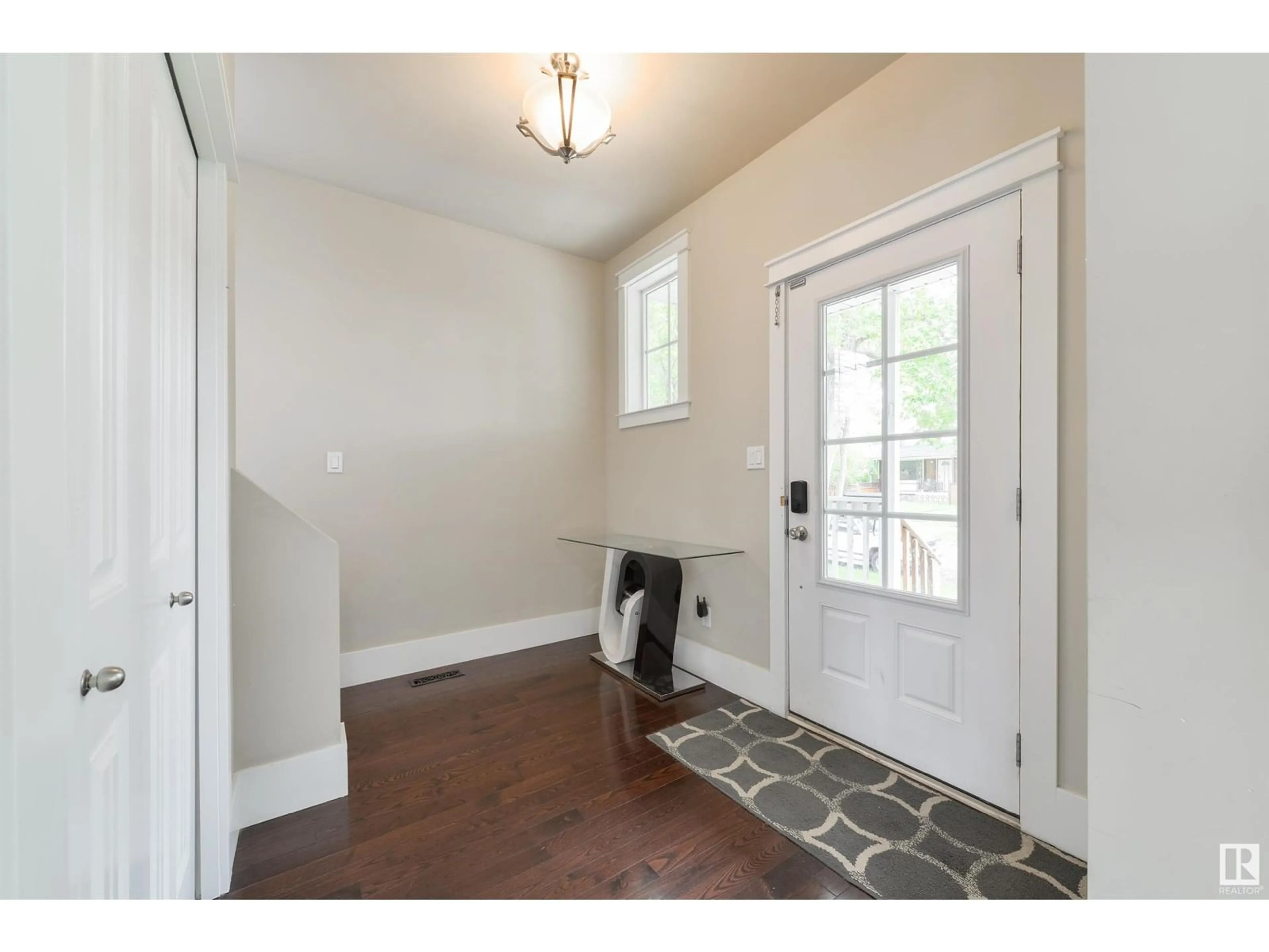 Indoor entryway for 11216 67 ST, Edmonton Alberta T5B1L1