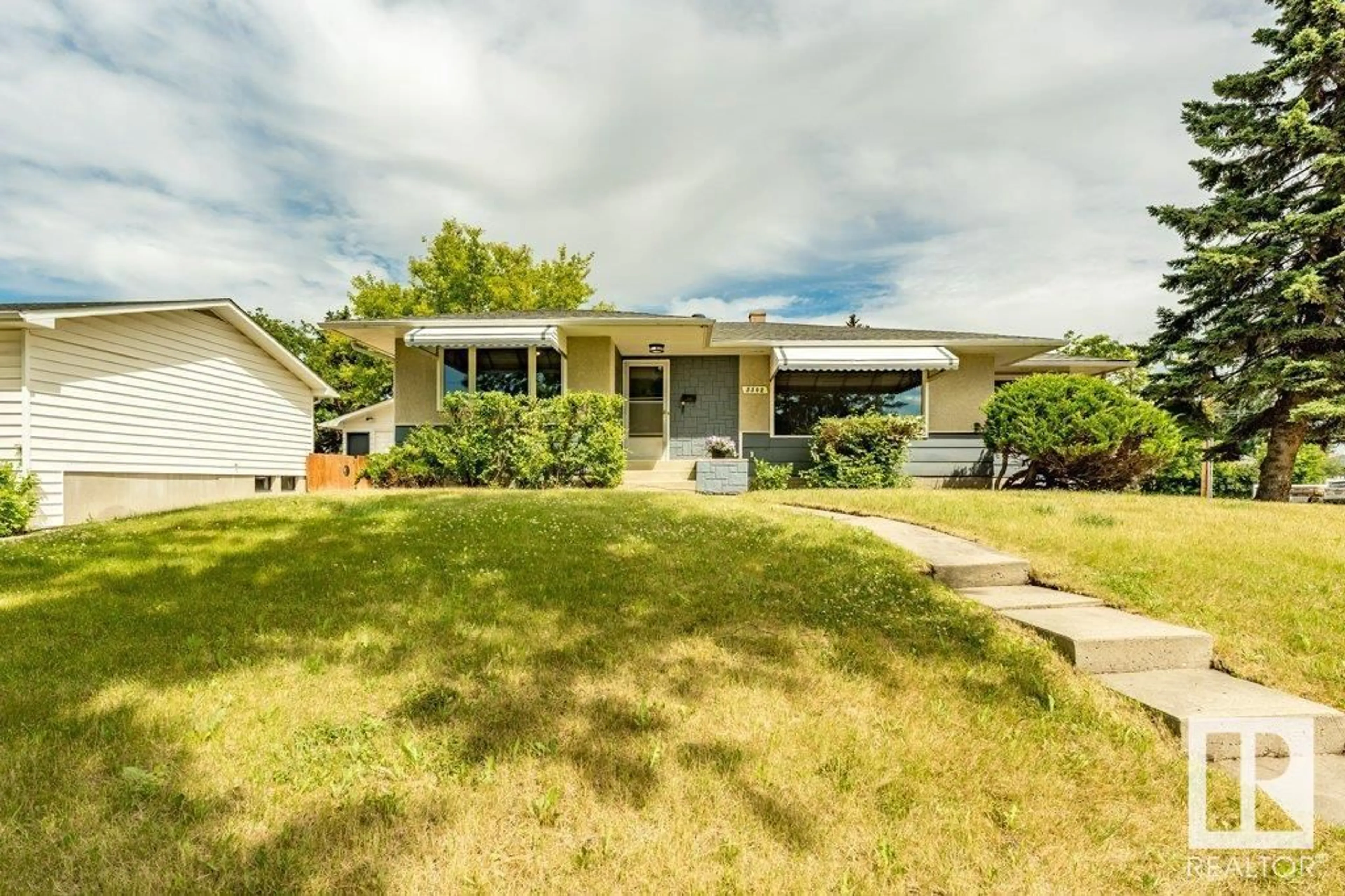 Home with vinyl exterior material, street for 5502 44 AV, Wetaskiwin Alberta T9A0C9