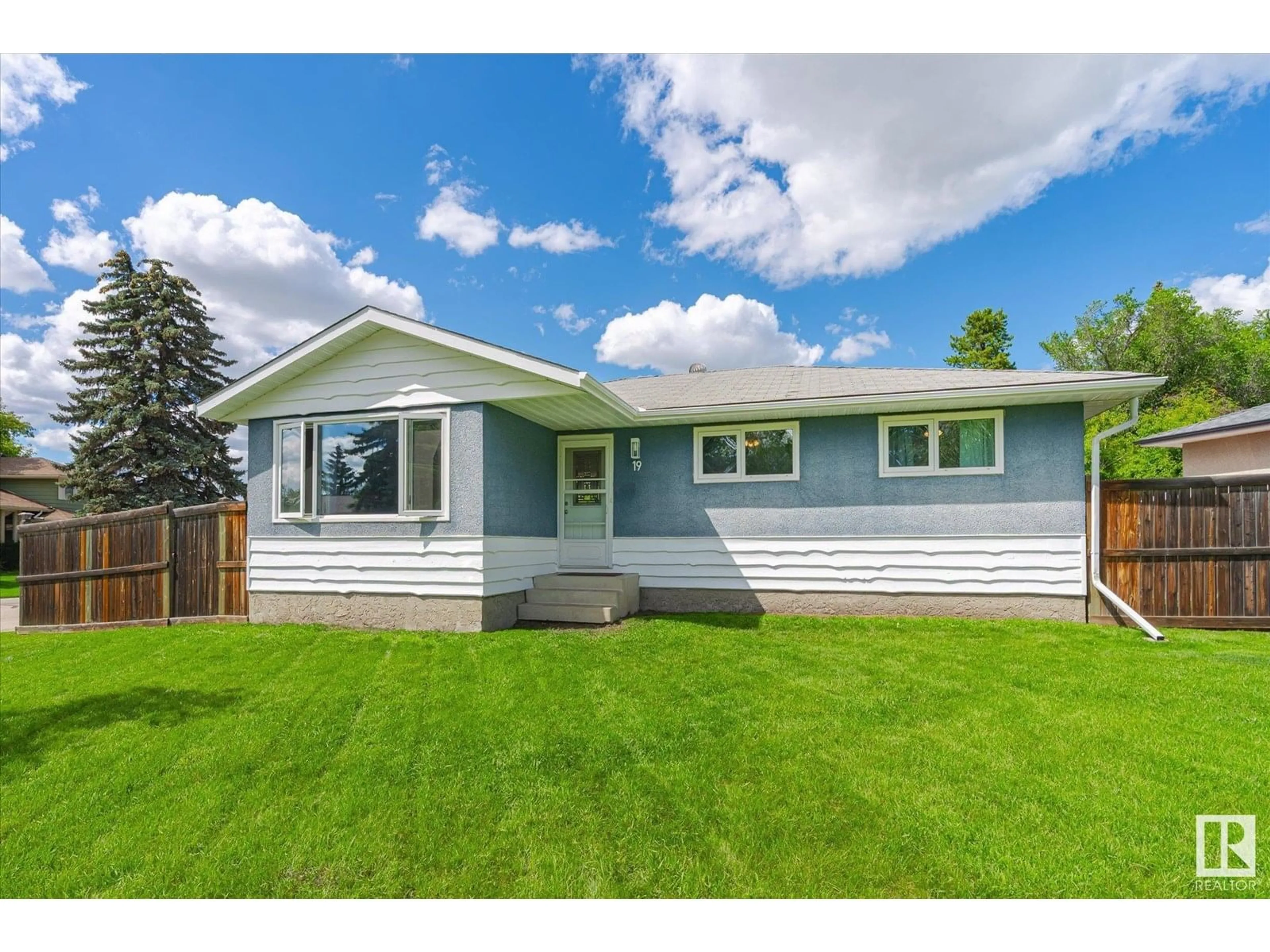 Home with vinyl exterior material, street for 19 GARFIELD CR, Sherwood Park Alberta T8A3L6