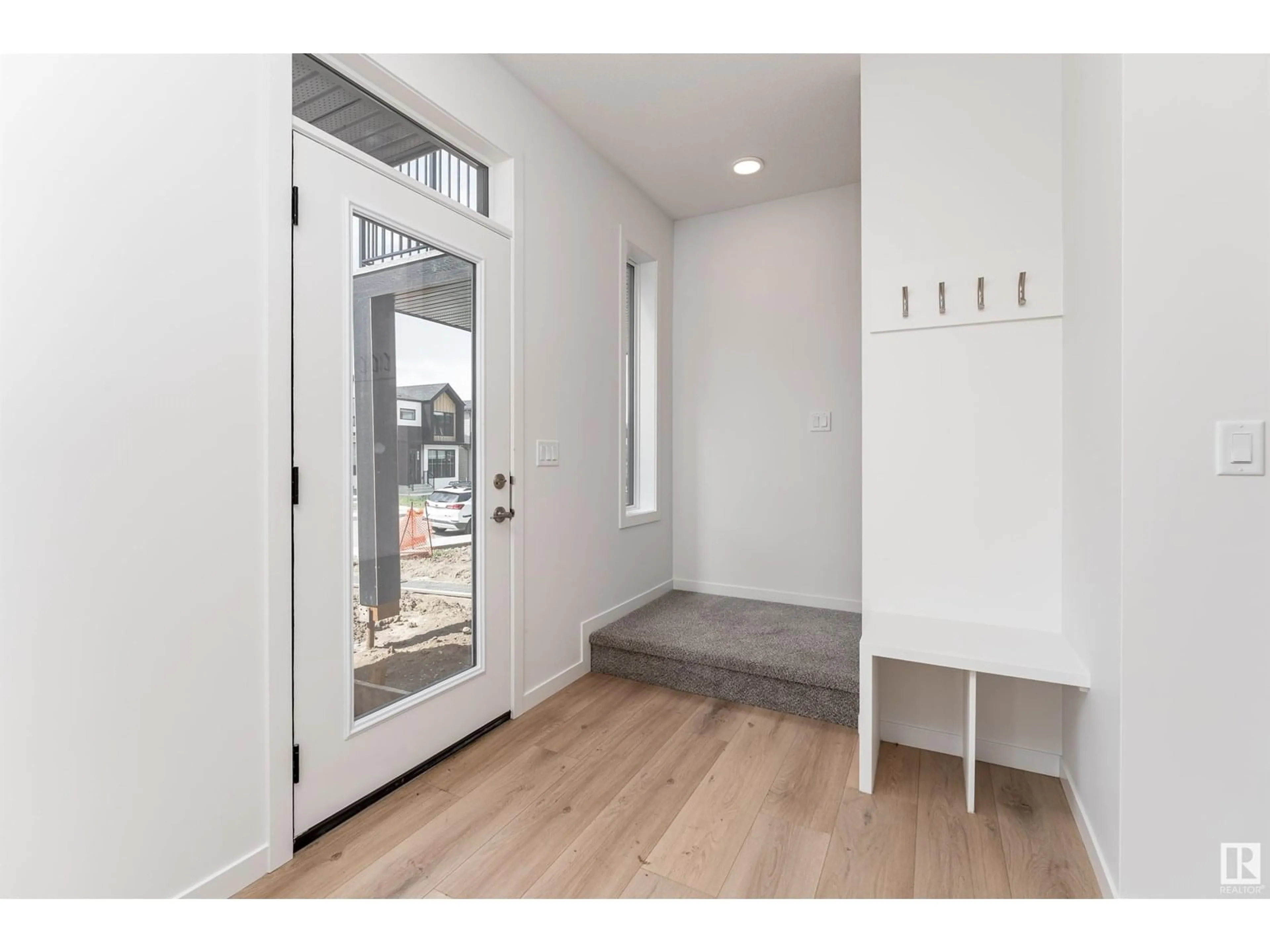 Indoor entryway for 417 32 ST, Edmonton Alberta T6X3C8