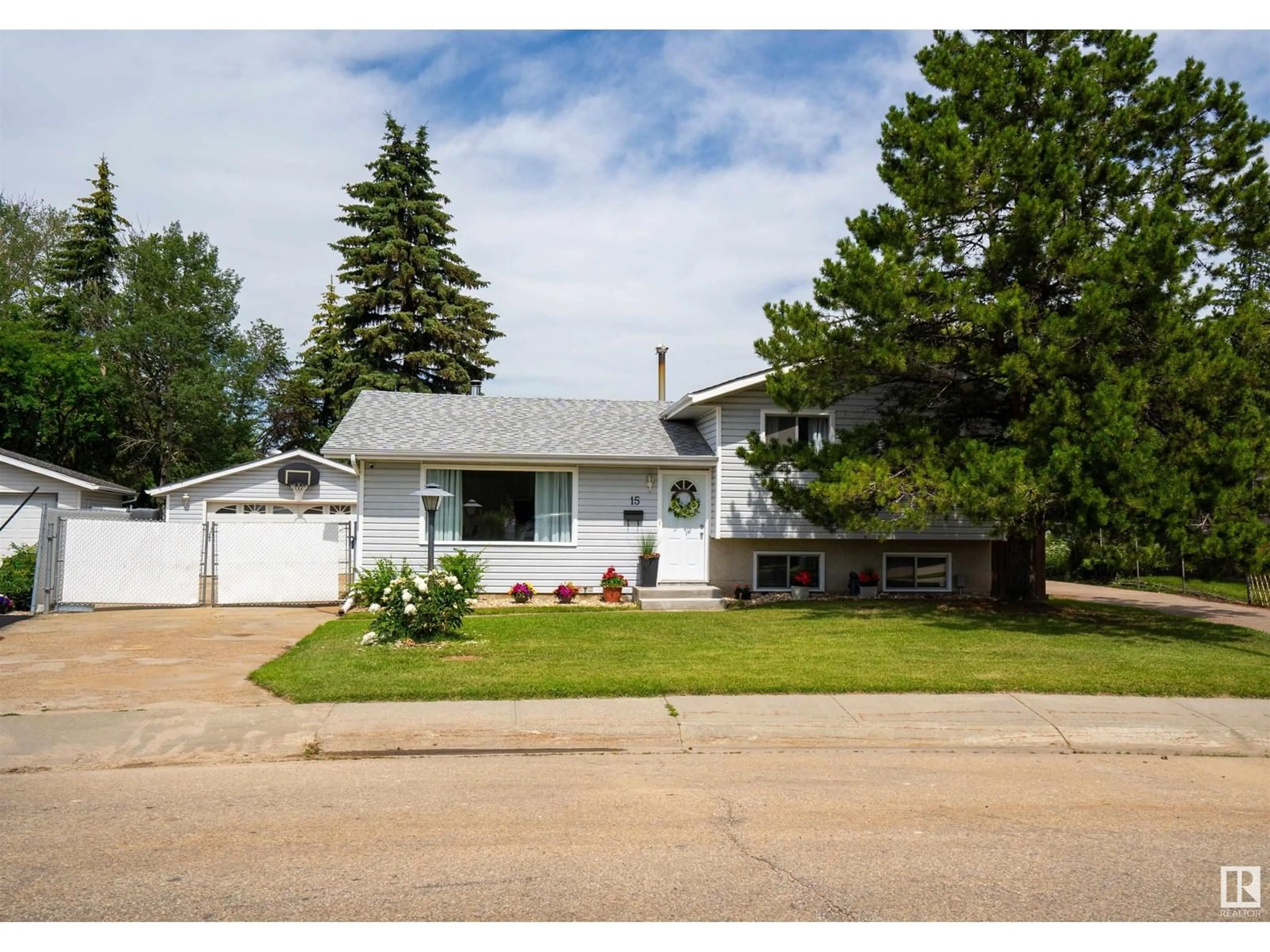 Home with vinyl exterior material, street for 15 FIFTH AV, Spruce Grove Alberta T7X2C5
