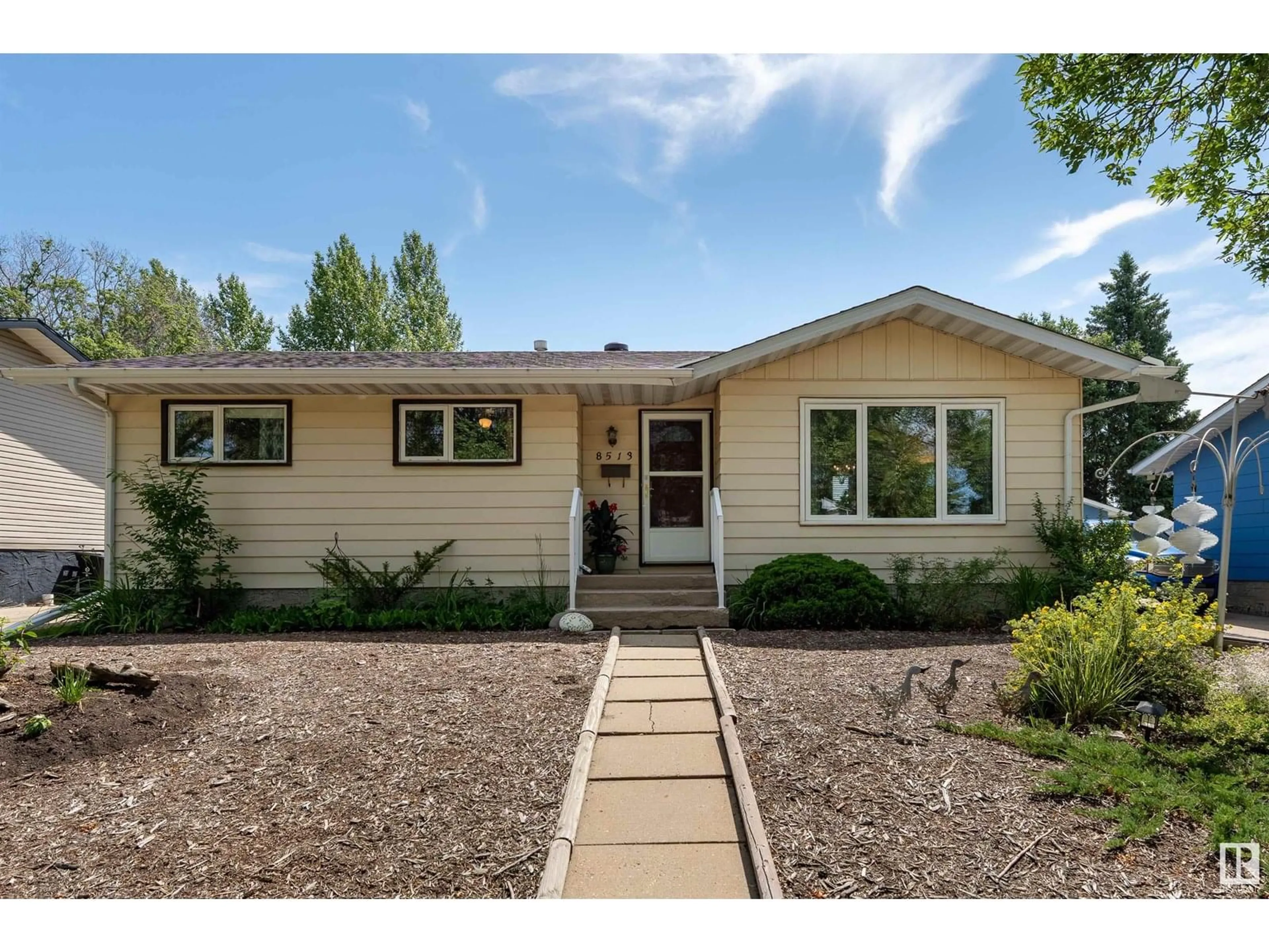 Home with vinyl exterior material, street for 8513 92 AV, Fort Saskatchewan Alberta T8L1A1