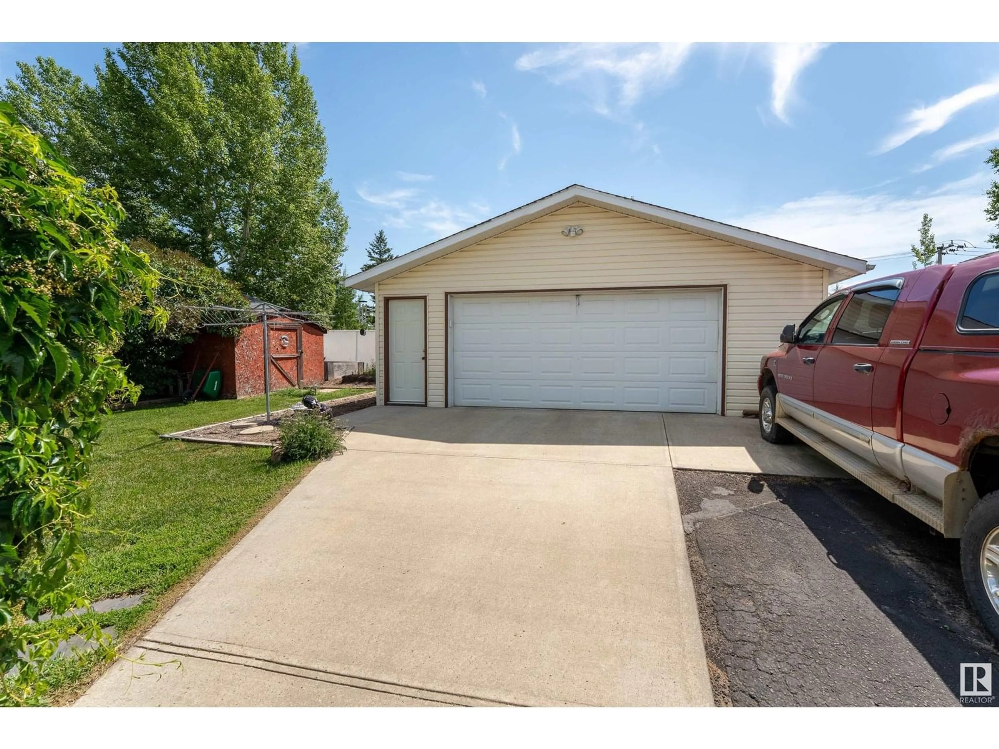 Indoor garage for 8513 92 AV, Fort Saskatchewan Alberta T8L1A1