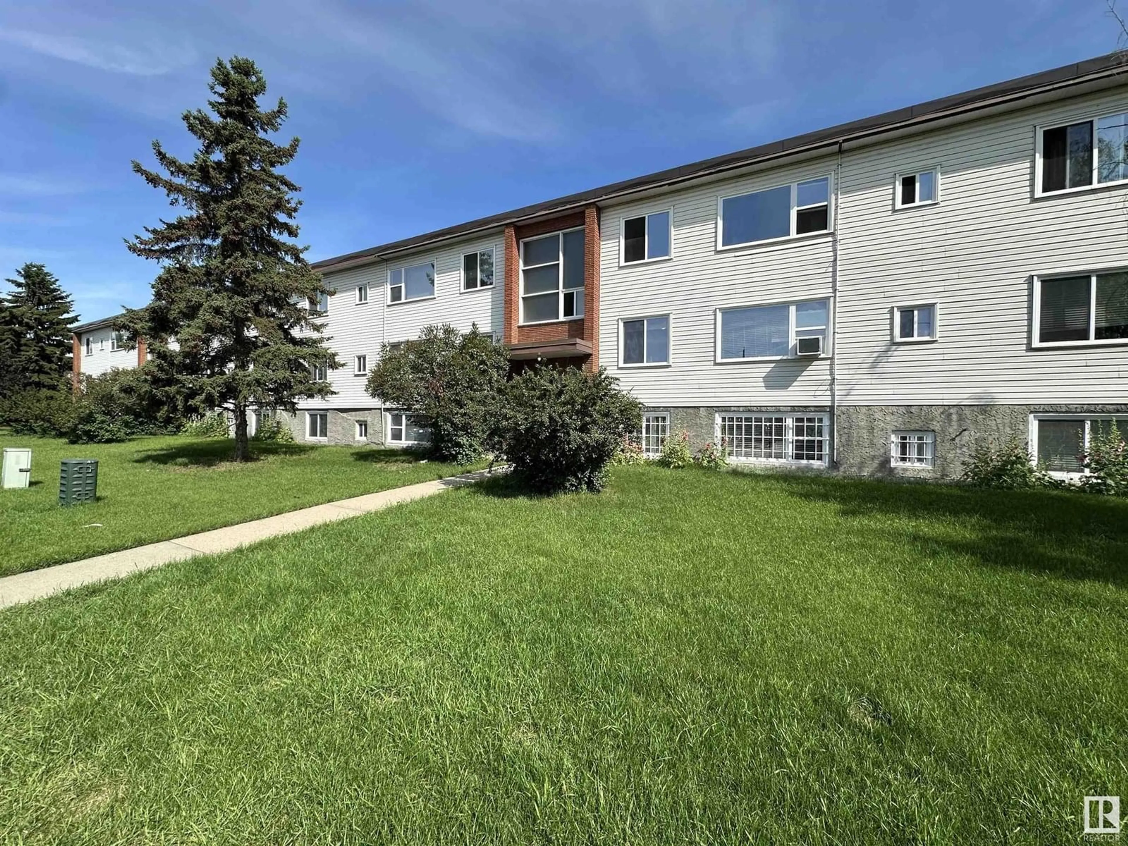 A pic from outside/outdoor area/front of a property/back of a property/a pic from drone, building for #2 - 11604 112 AV, Edmonton Alberta T5G0H7