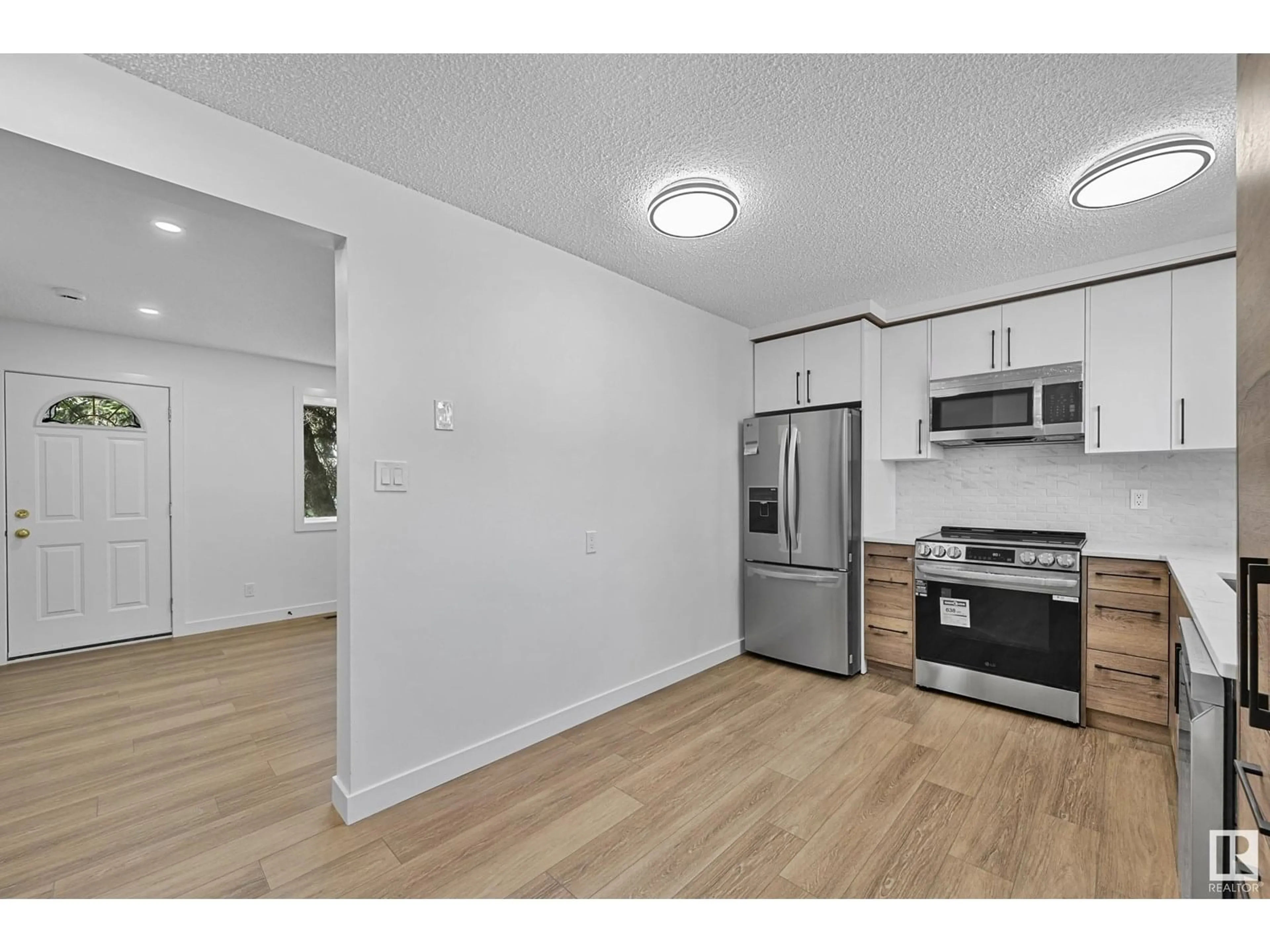 Standard kitchen, wood/laminate floor for 416 HERMITAGE RD, Edmonton Alberta T5A3K9