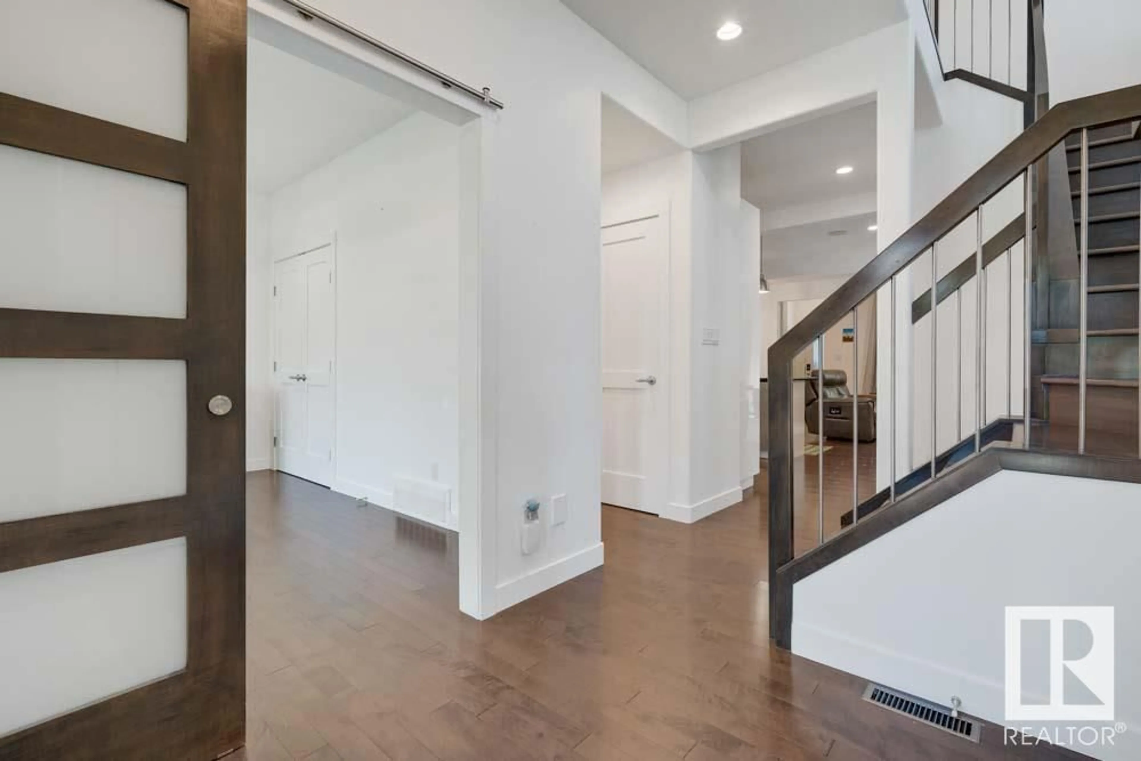Indoor foyer for 8533 76 AV, Edmonton Alberta T6C0J2