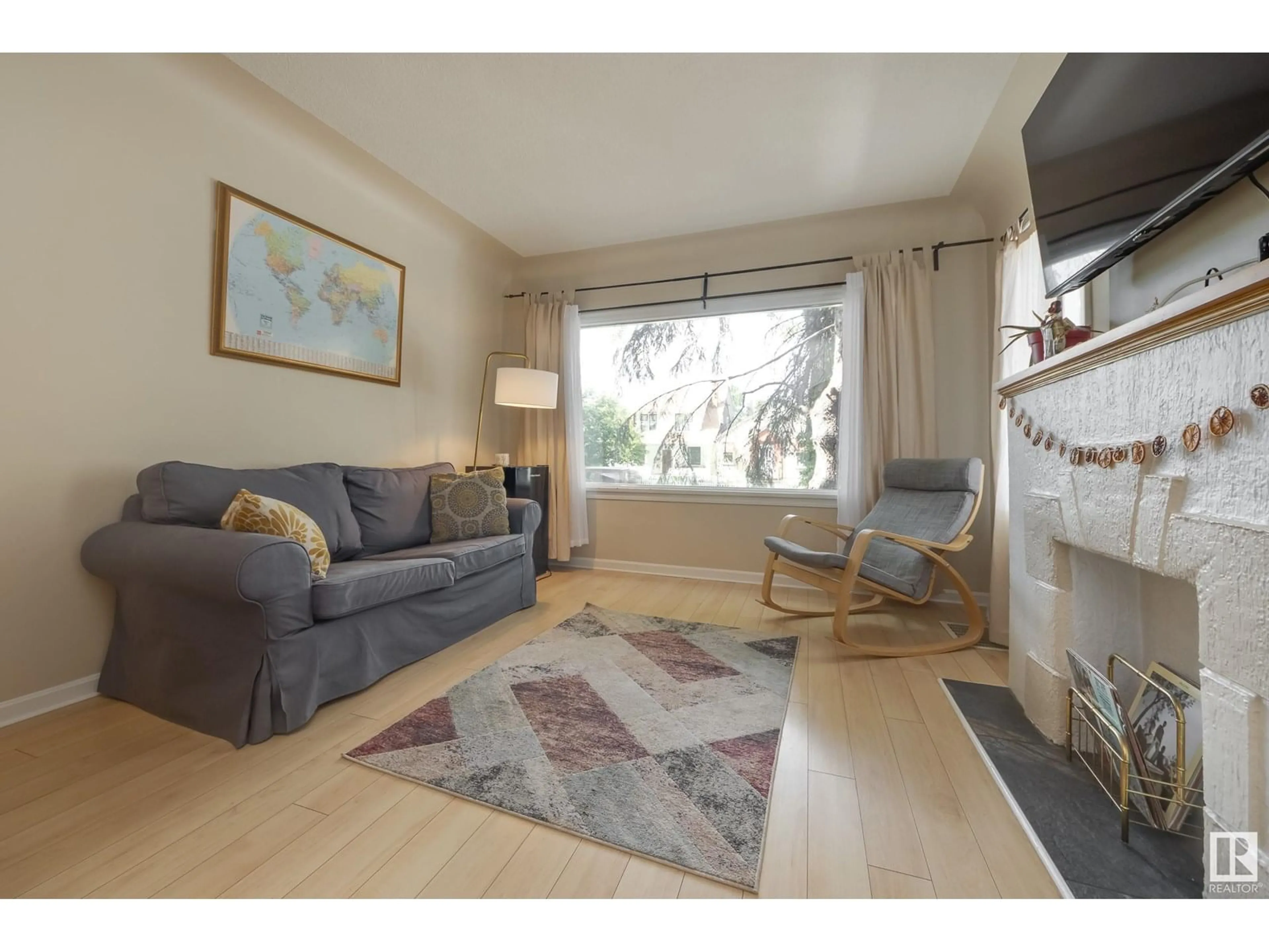 Living room with furniture, wood/laminate floor for 9909 87 AV, Edmonton Alberta T6E2N8