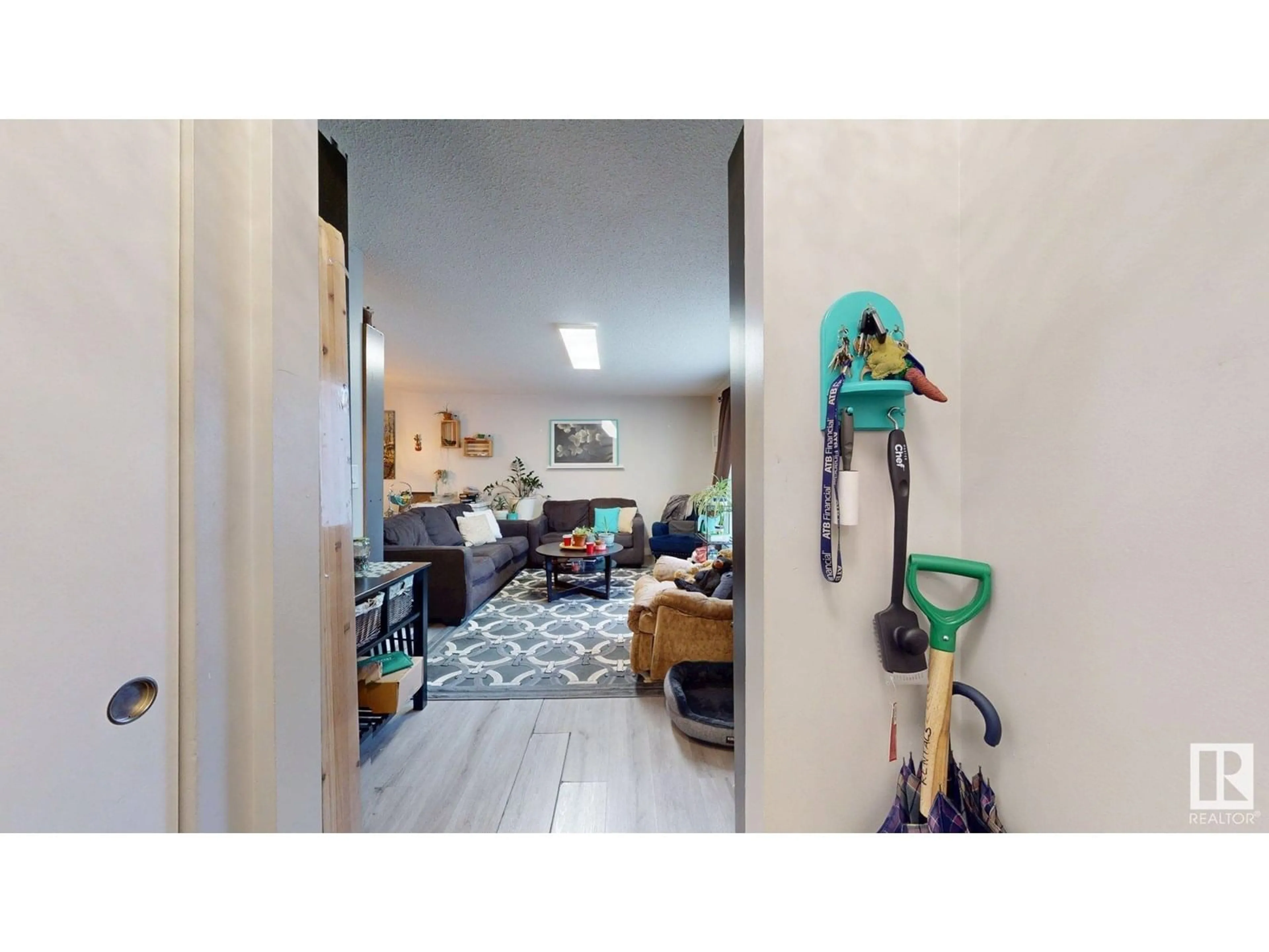 Indoor entryway for 1436 62 ST, Edmonton Alberta T6L1S8