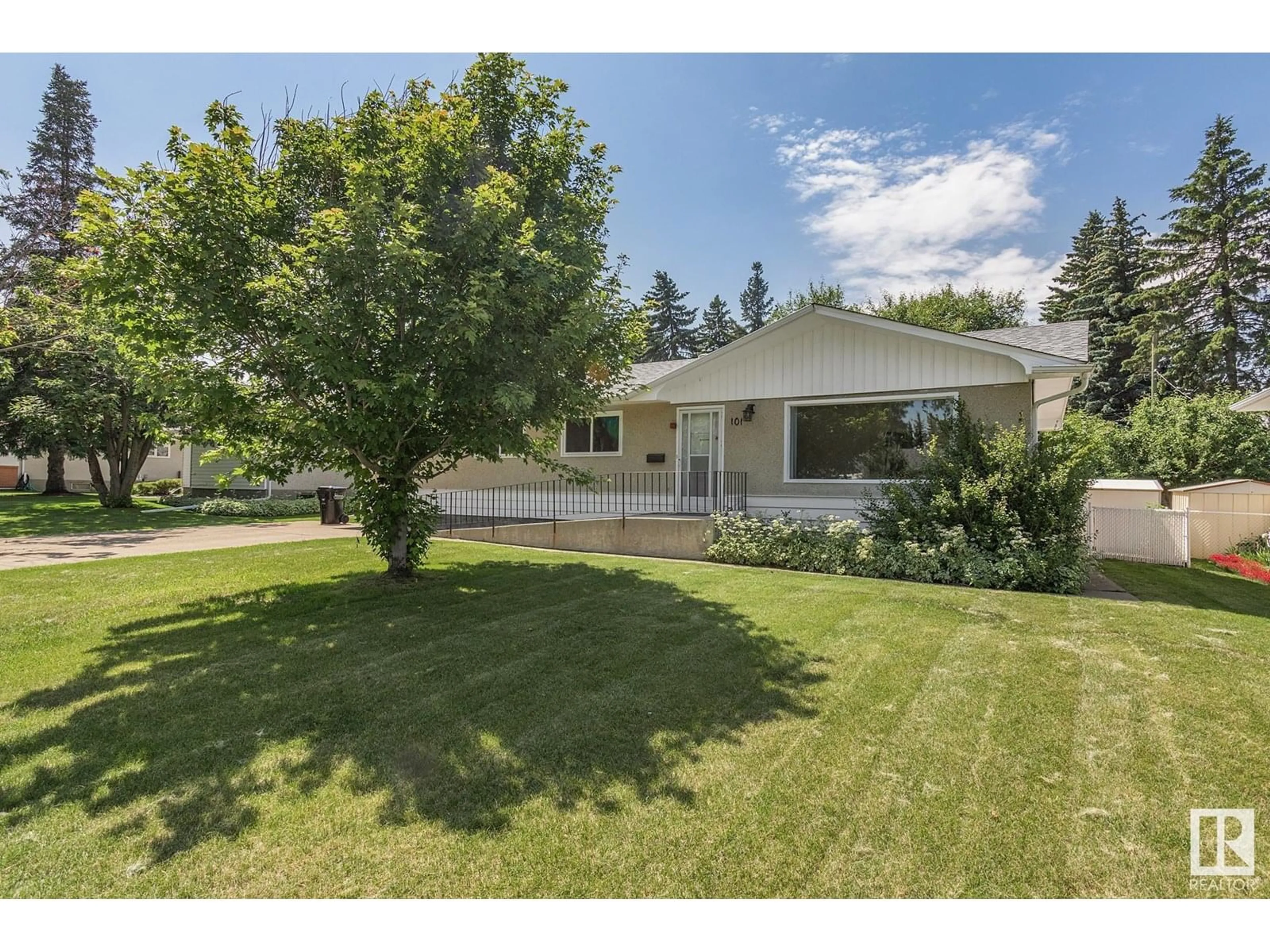 A pic from outside/outdoor area/front of a property/back of a property/a pic from drone, street for 101 PINE ST, Sherwood Park Alberta T8A1G9