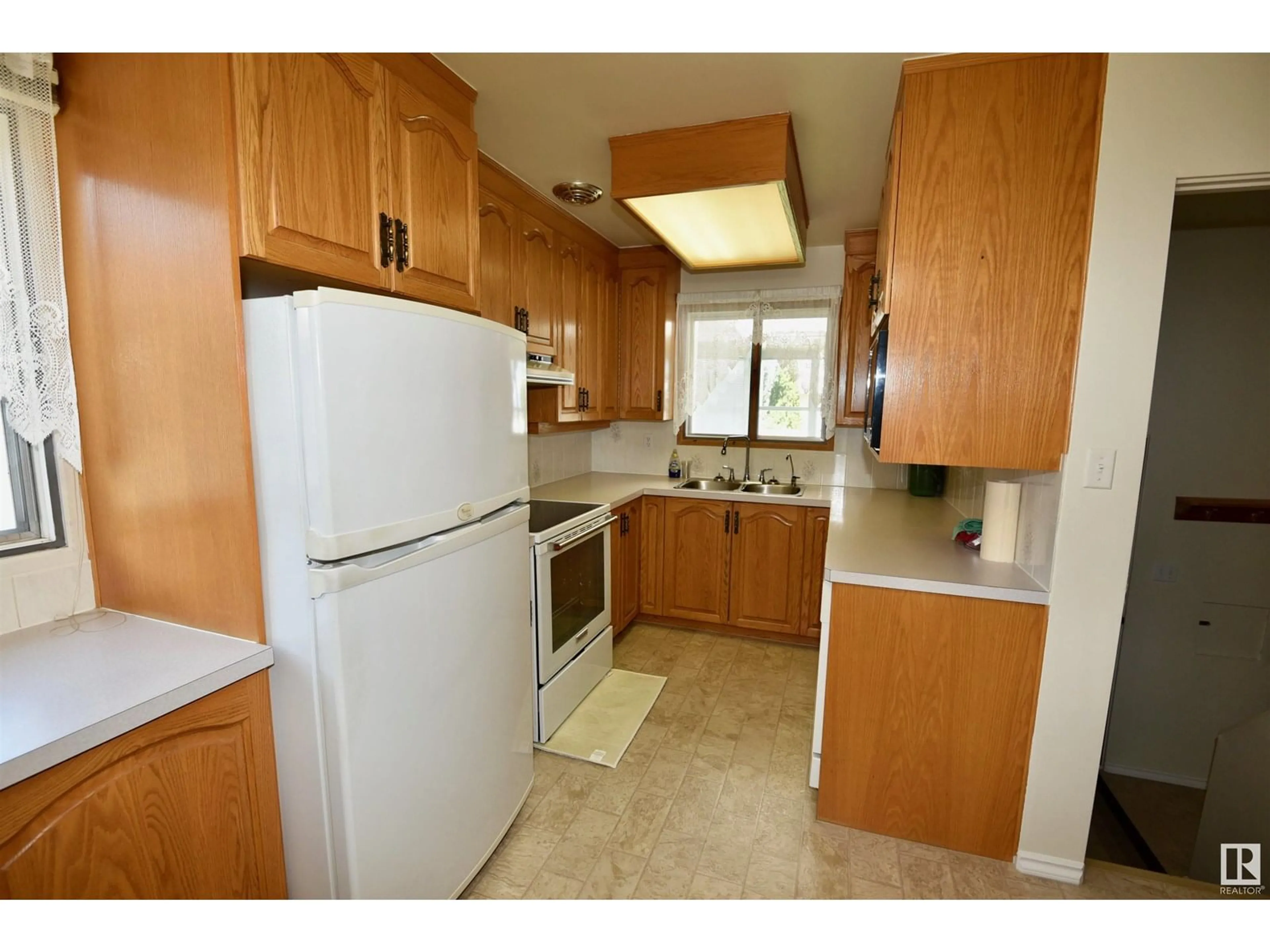 Standard kitchen, unknown for 5908 94B AV, Edmonton Alberta T6B0Z4