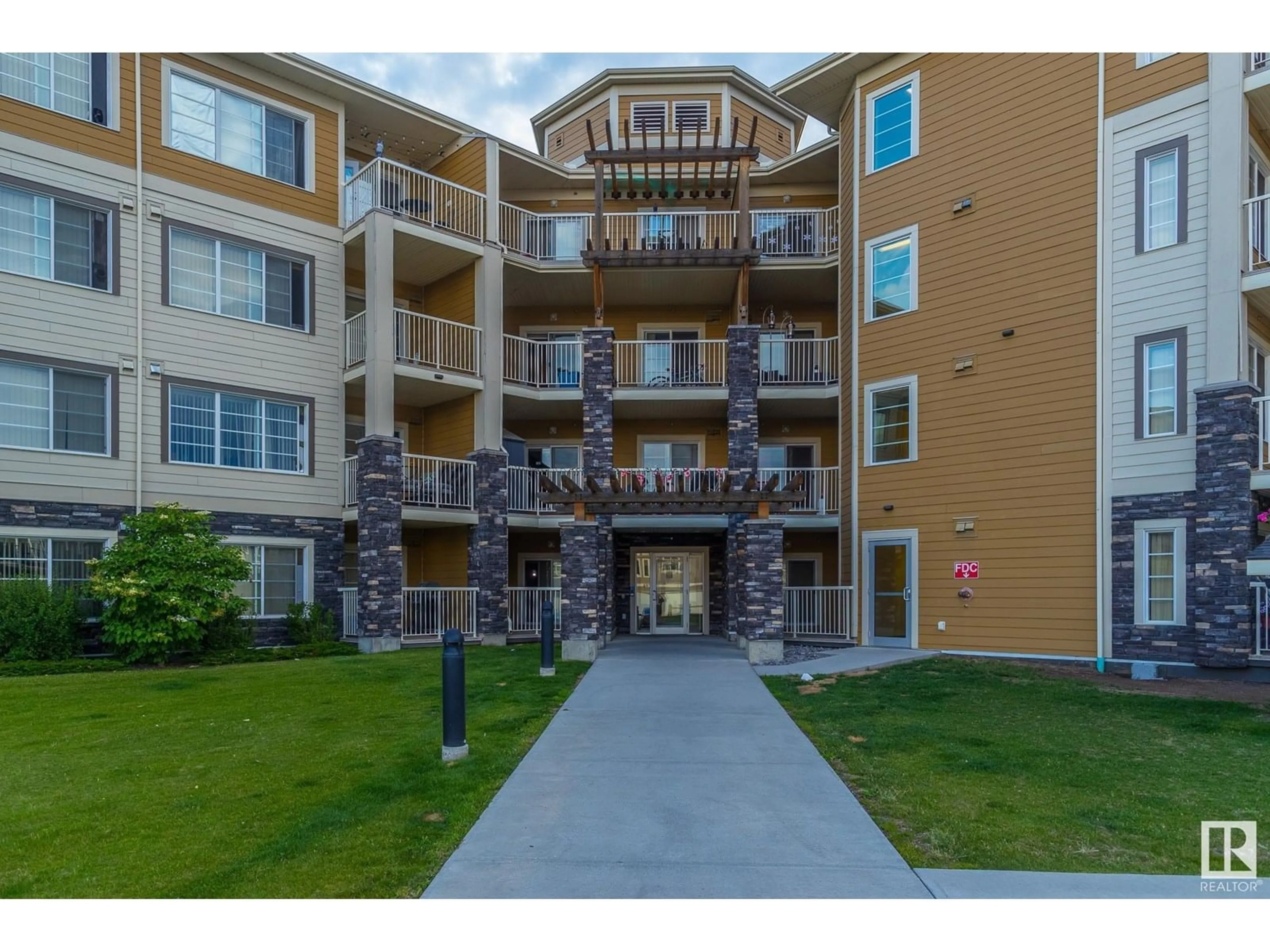 Indoor foyer for 319 - 3670 139 AV NW, Edmonton Alberta T5Y3N5