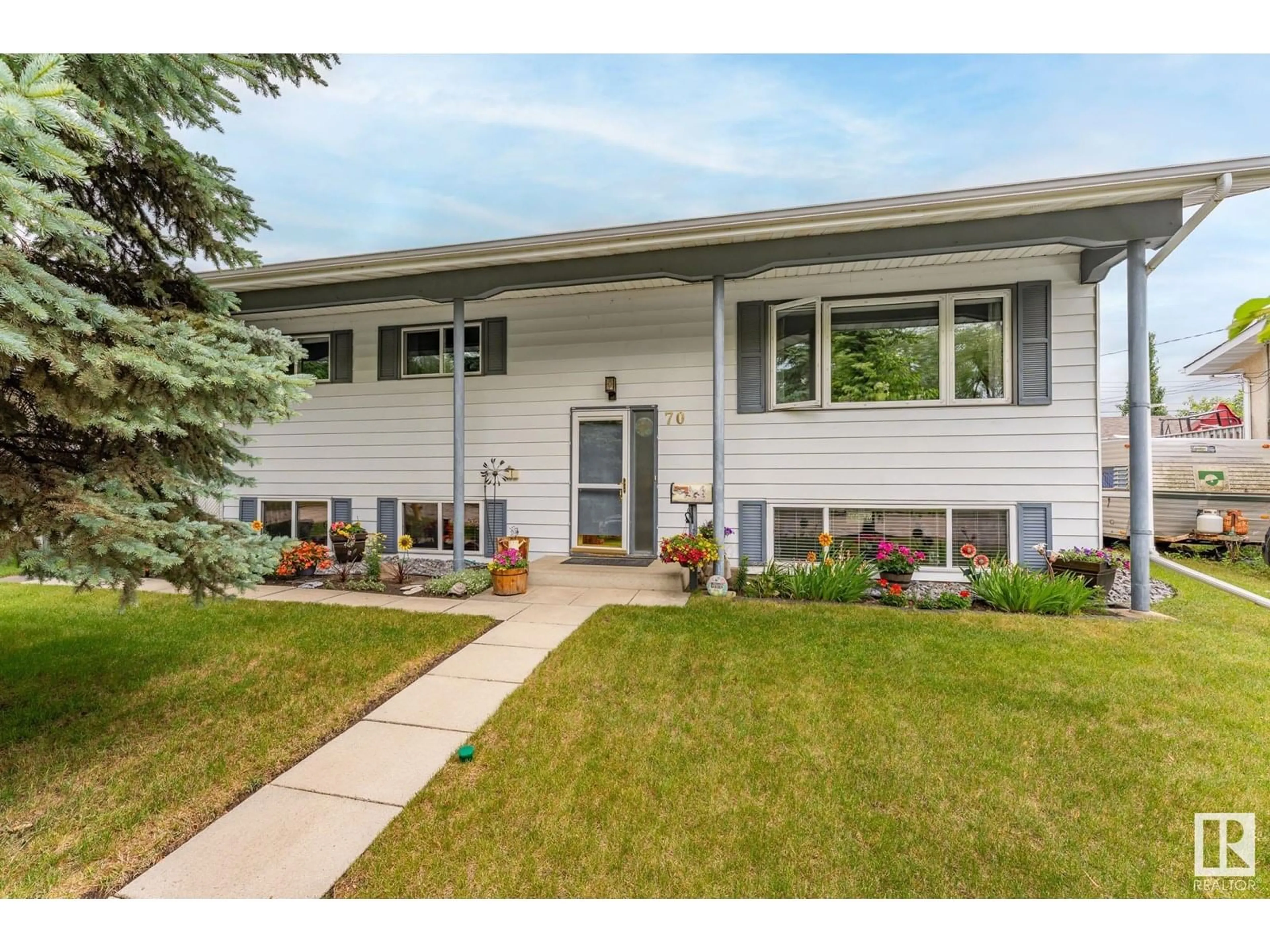 Home with vinyl exterior material, street for 70 HURON ST, Devon Alberta T9G1S2