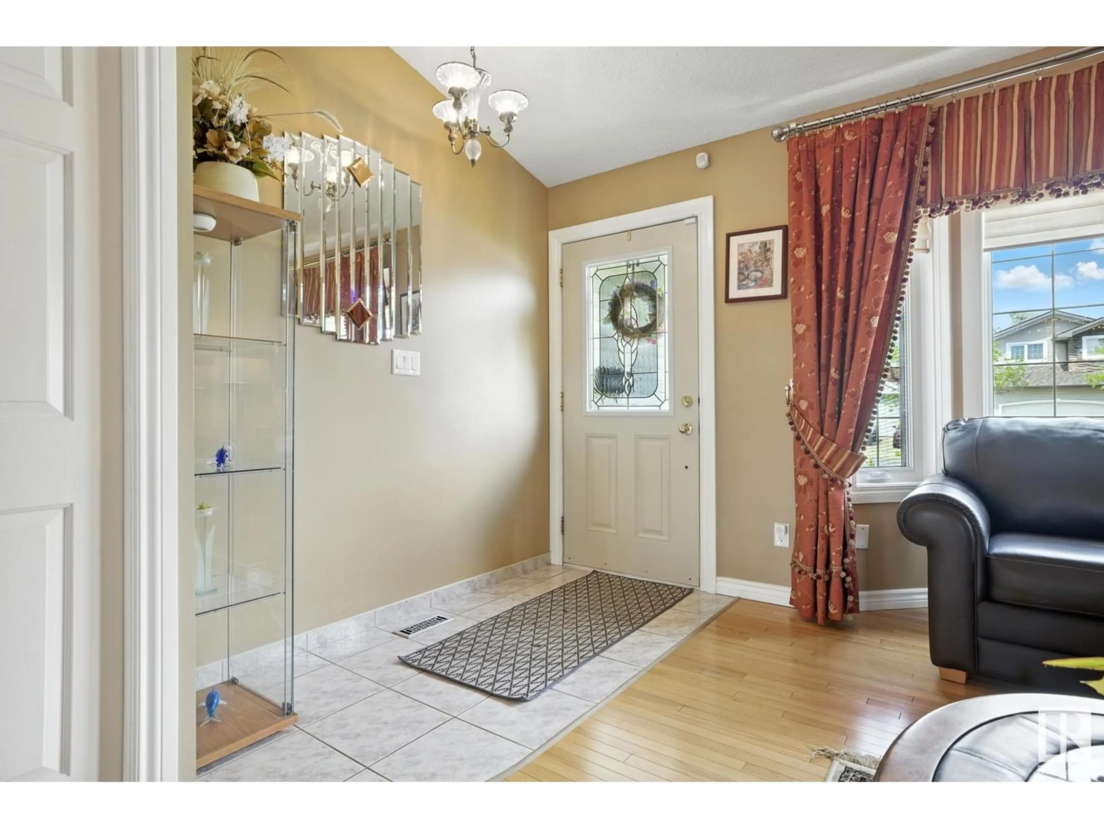 Indoor entryway for 40 DESMARAIS CR, St. Albert Alberta T8N5Y7