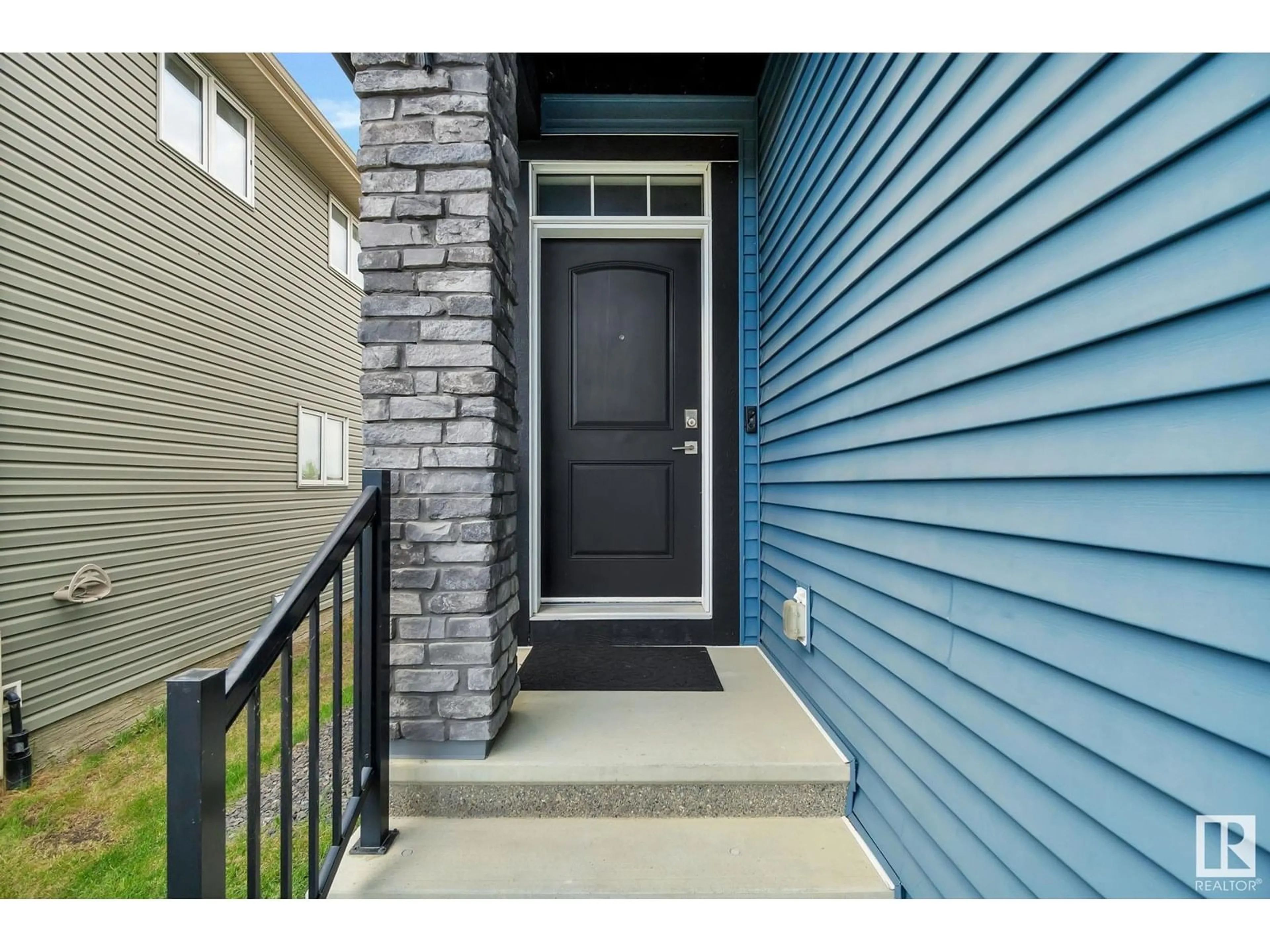 Indoor entryway for 2047 REDTAIL CM, Edmonton Alberta T5S0H3