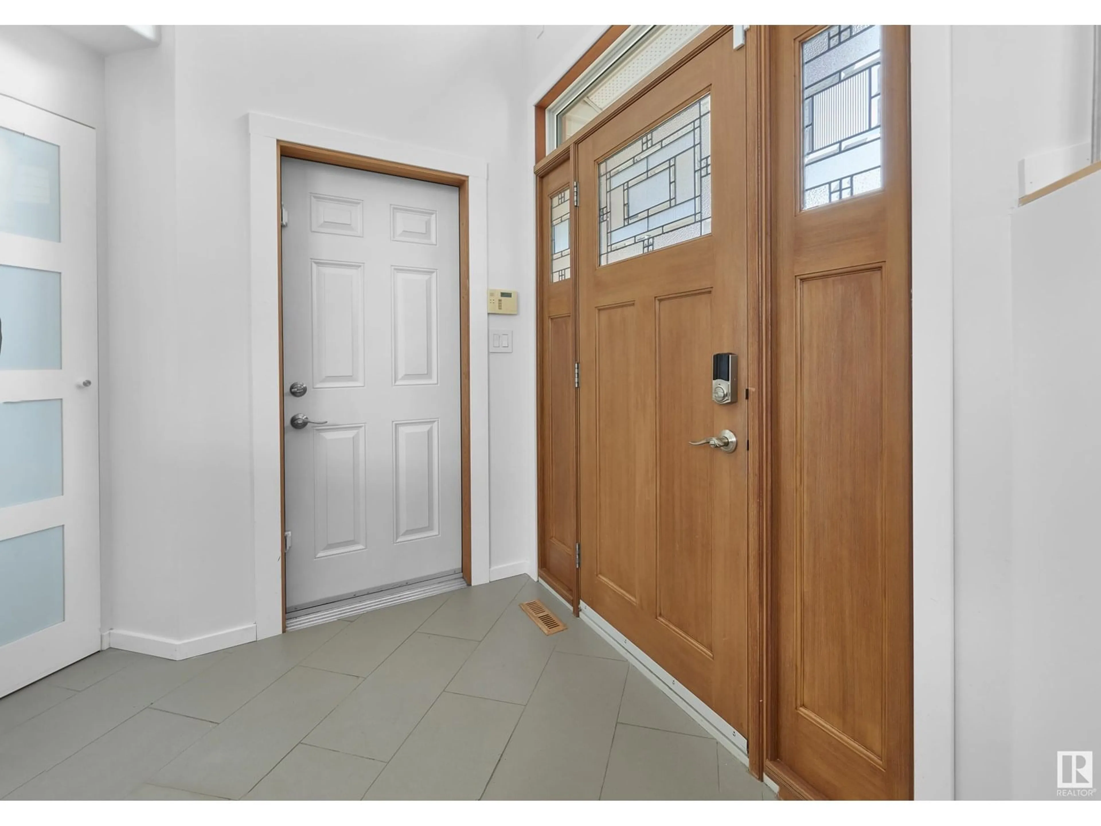 Indoor entryway for NW - 467 HUNTERS GREEN GR, Edmonton Alberta T6R3C3