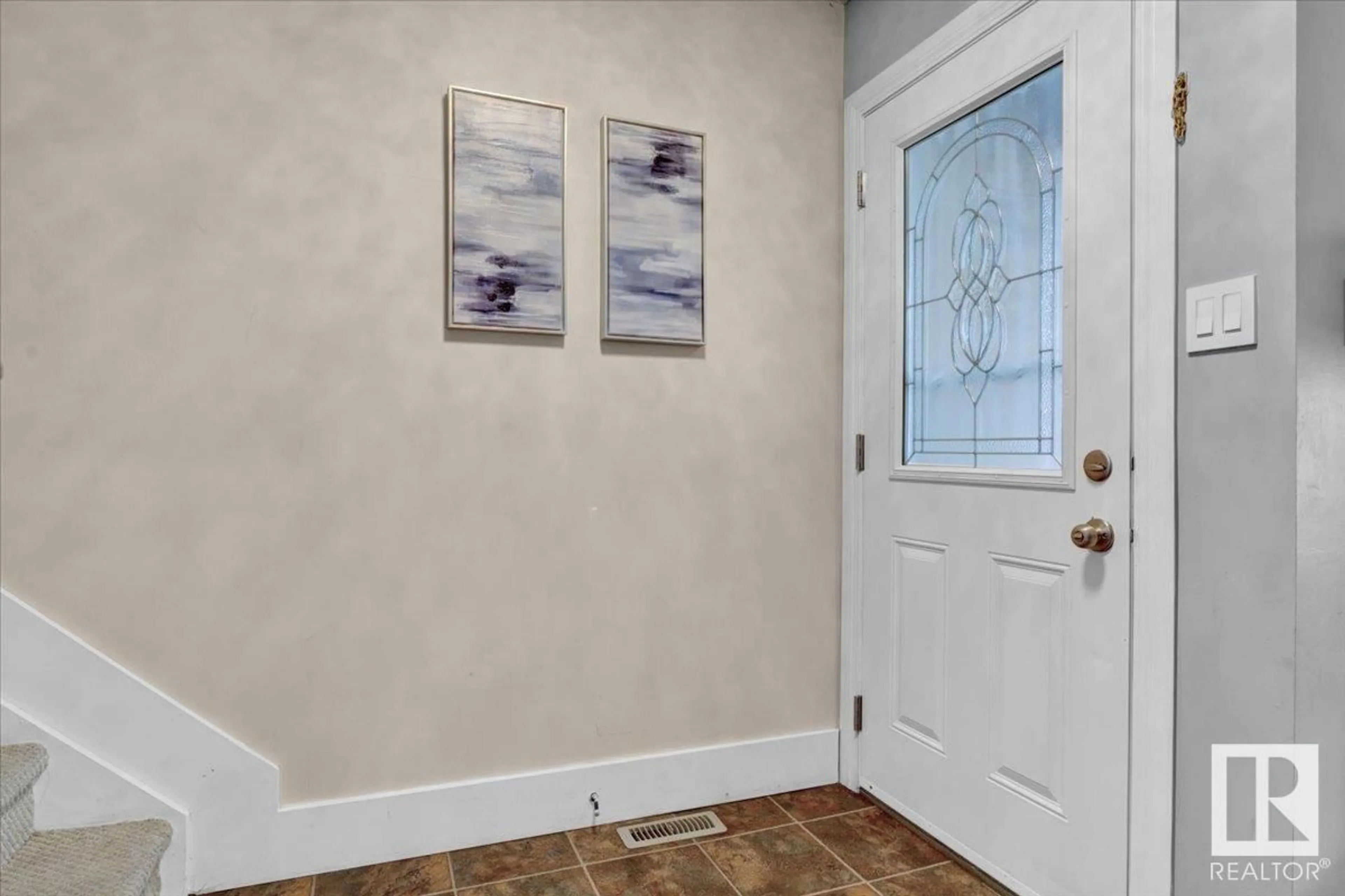 Indoor entryway for 10027 173 AVE, Edmonton Alberta T5X3Y1
