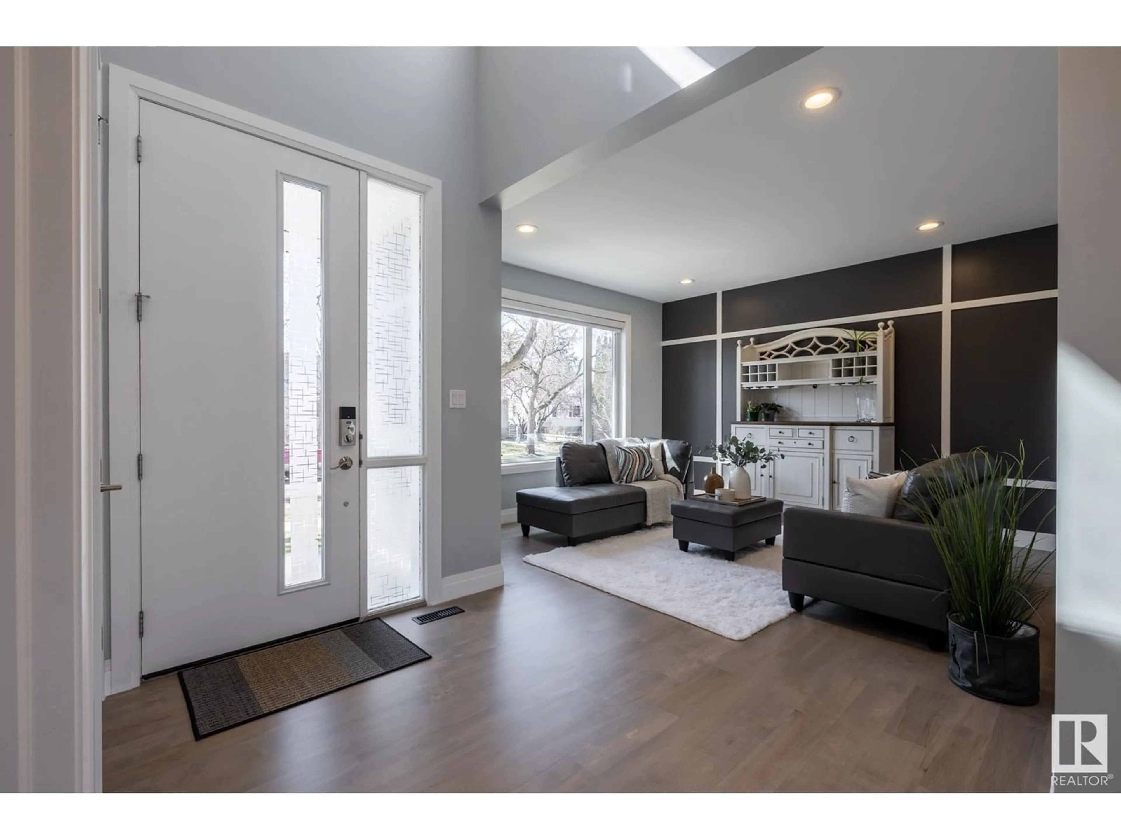 Indoor entryway for 10936 71 AV, Edmonton Alberta T6G0A1