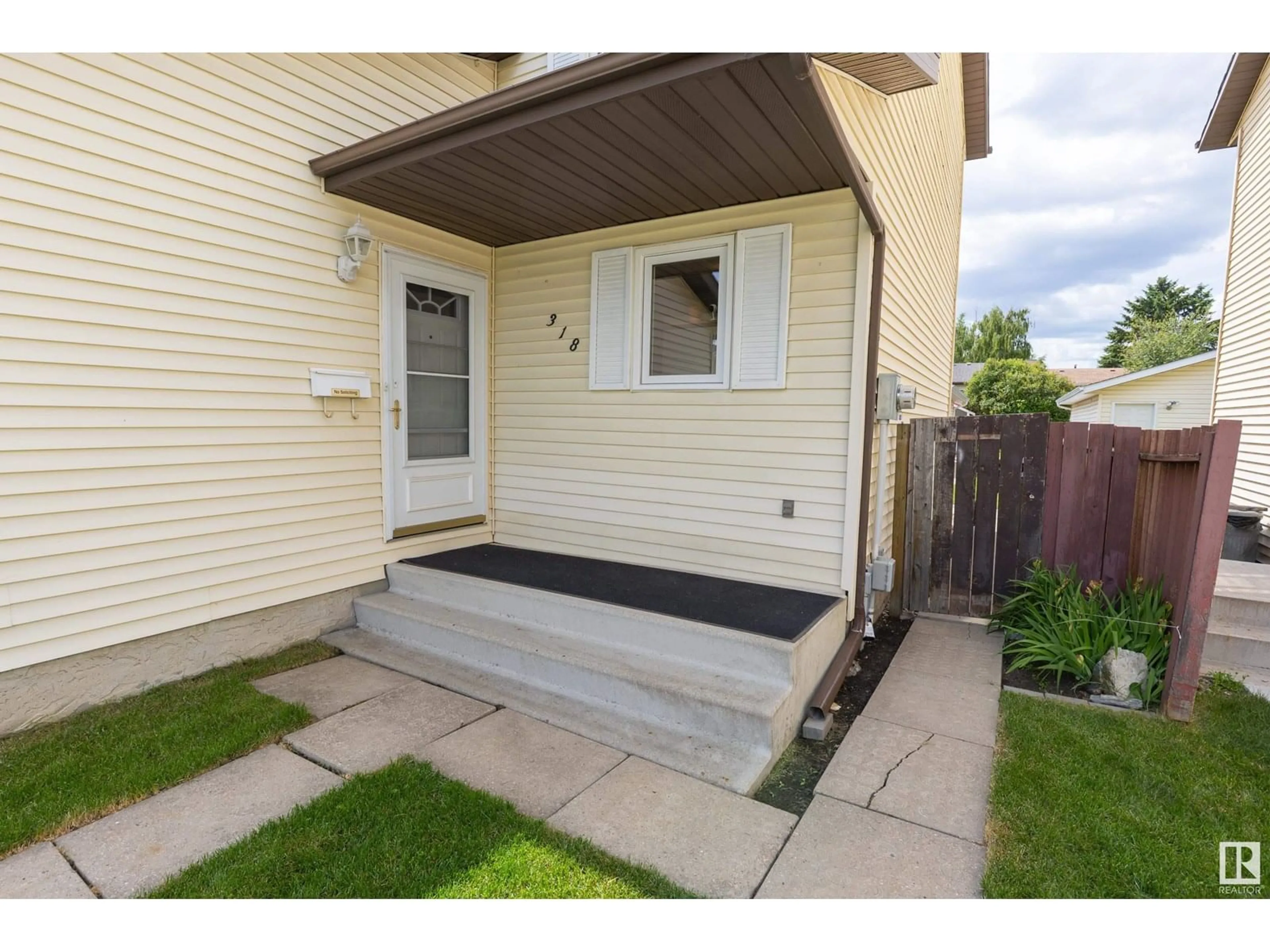 Patio, street for 318 KIRKPATRICK CR, Edmonton Alberta T5L5E1