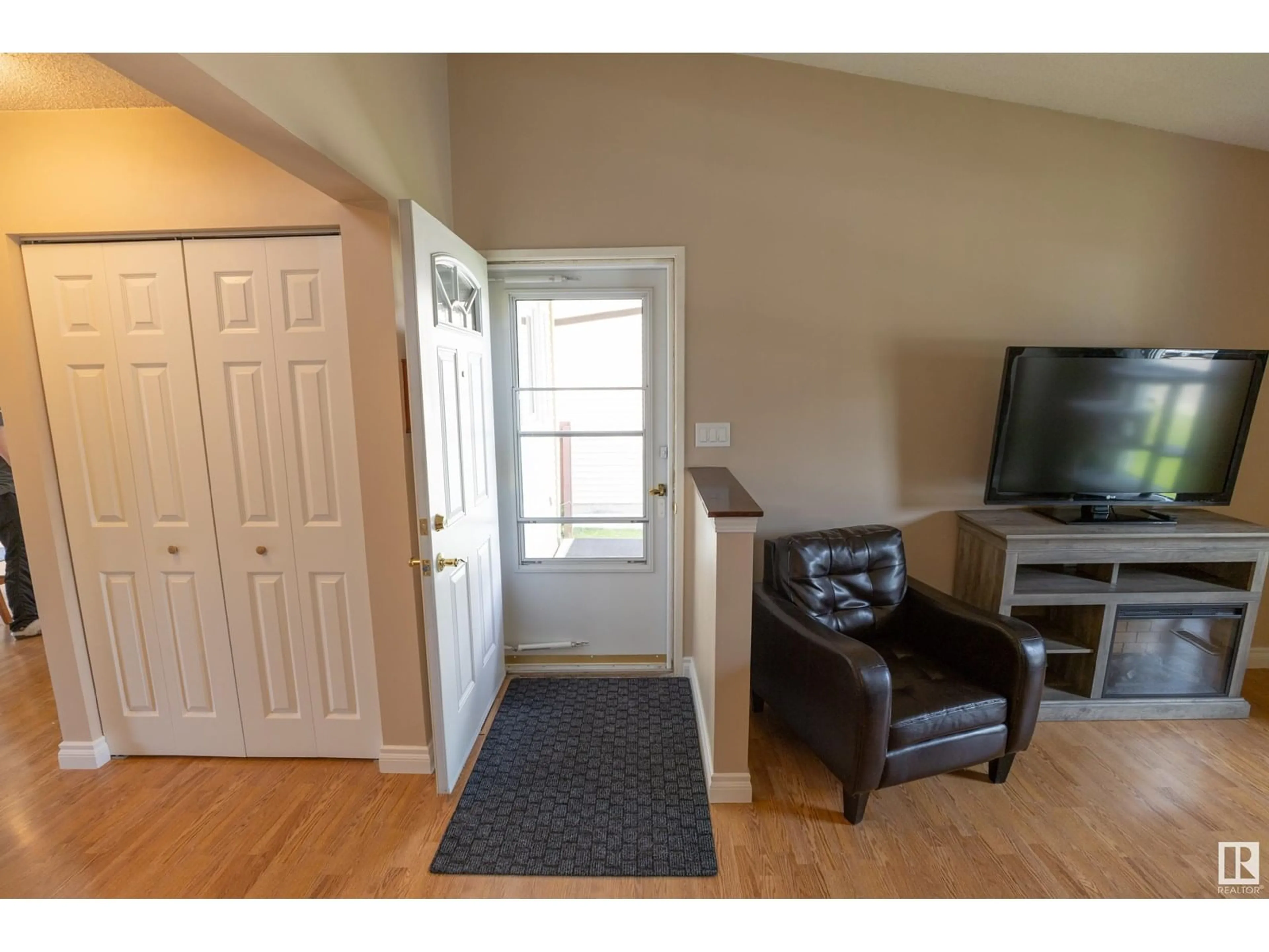 Indoor entryway for 318 KIRKPATRICK CR, Edmonton Alberta T5L5E1