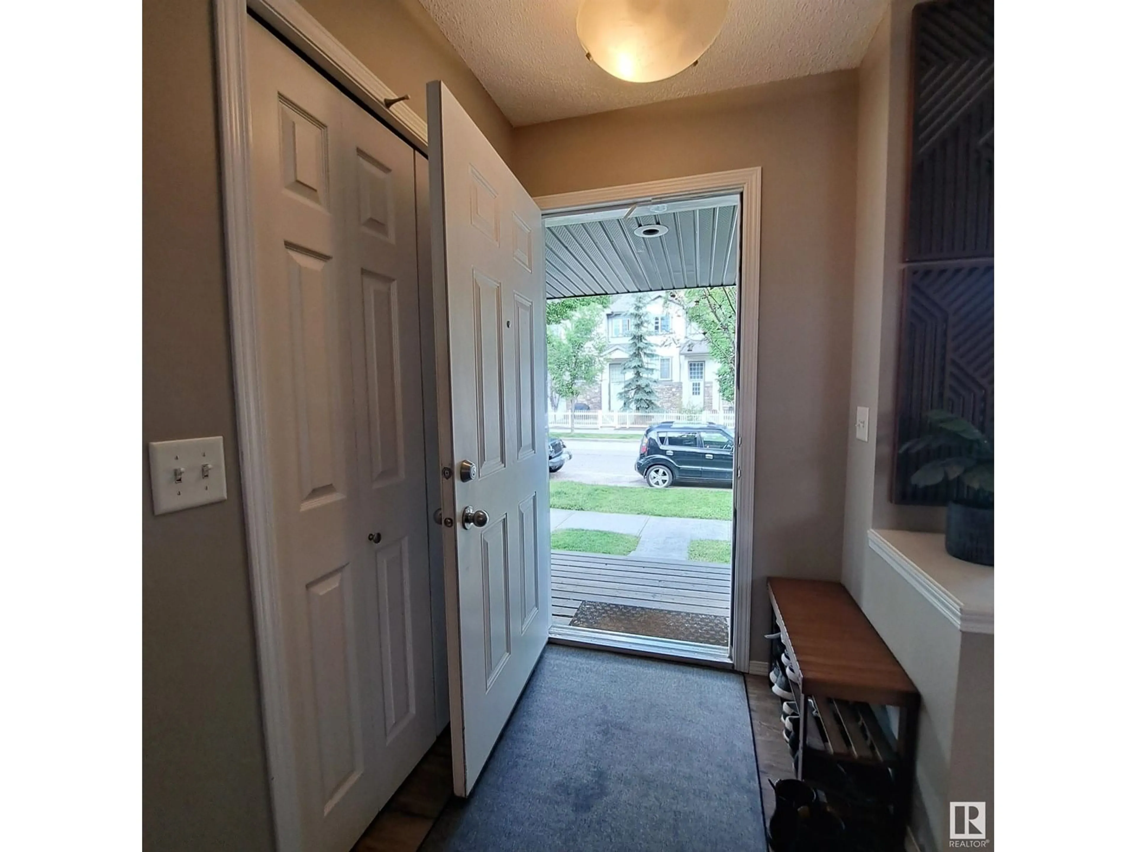 Indoor entryway for 4832 TERWILLEGAR CM, Edmonton Alberta T6R3H7