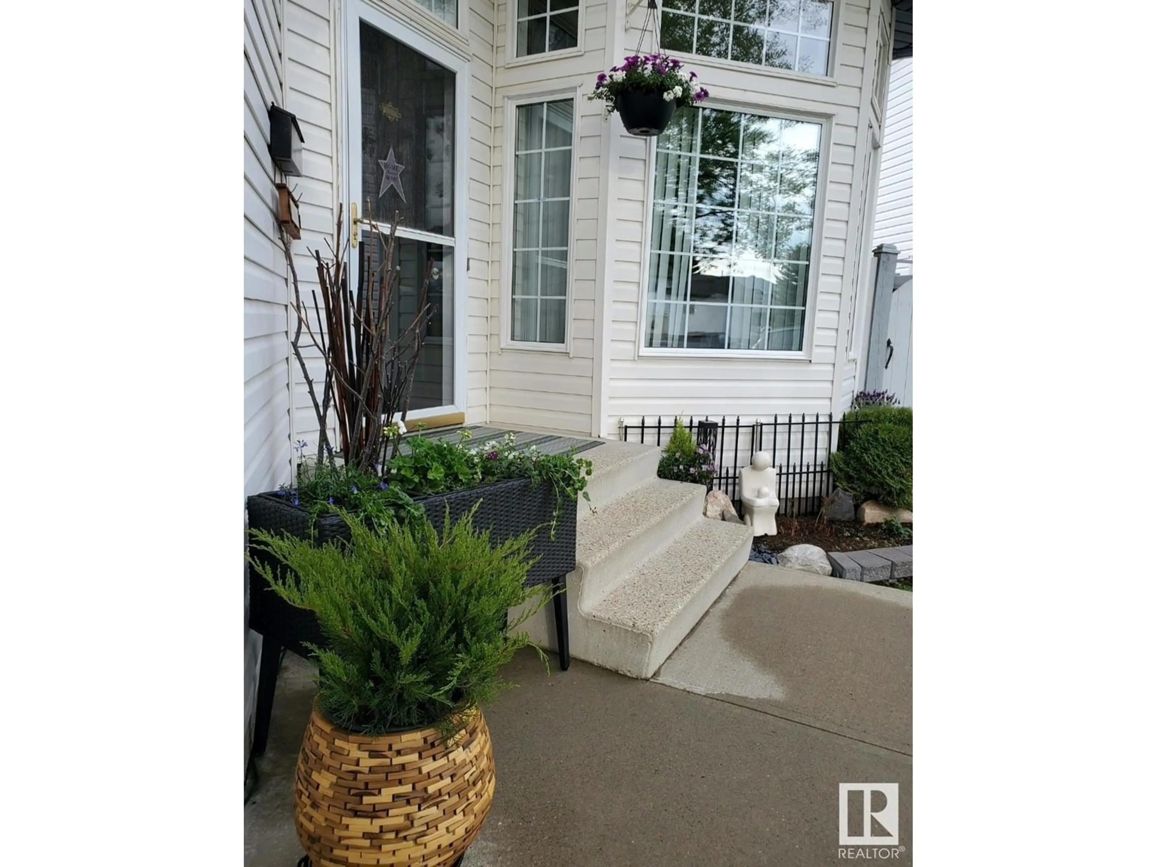 Indoor entryway for 1403 JEFFERYS CR, Edmonton Alberta T6L6T4