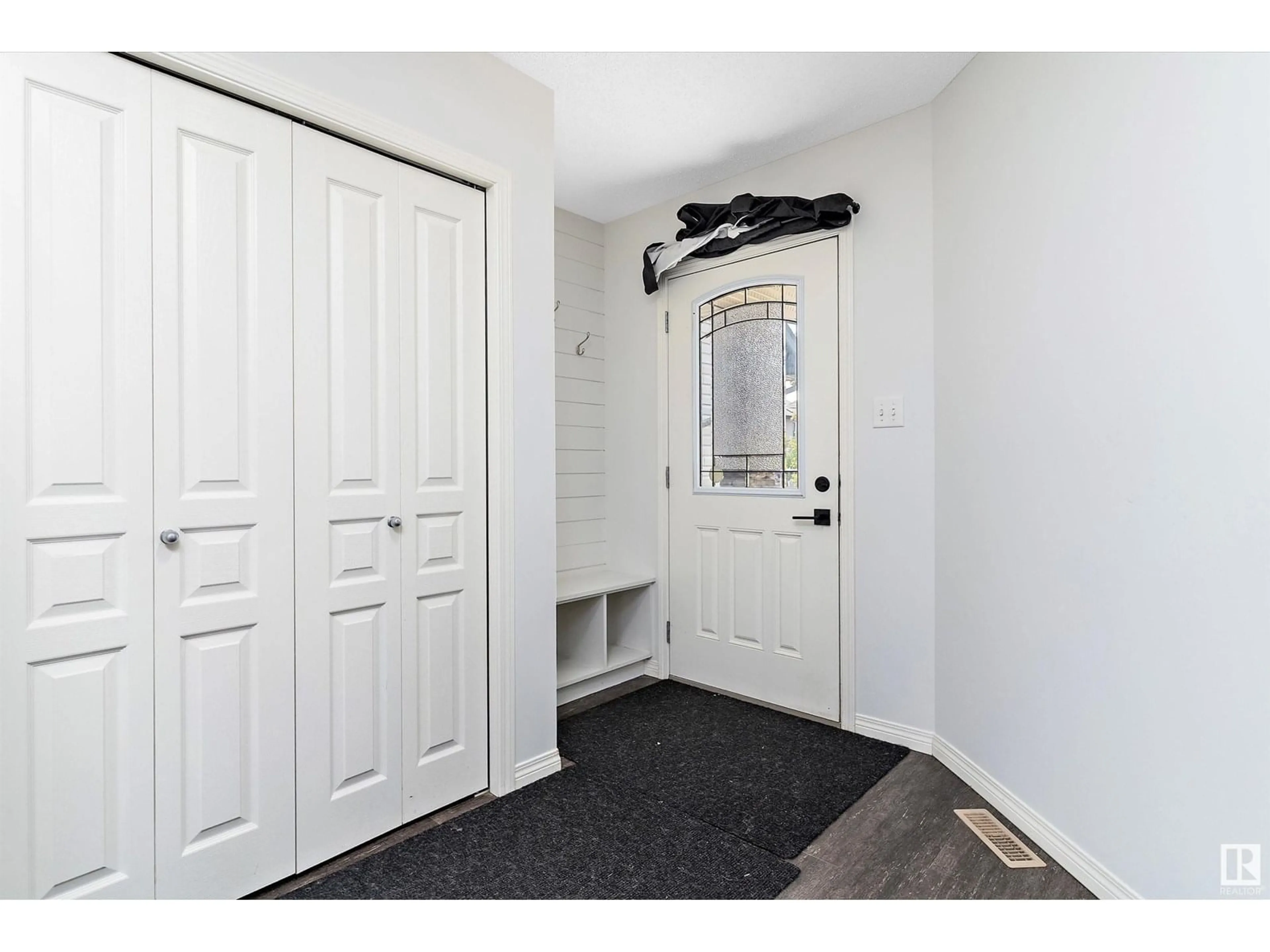 Indoor entryway for 17135 38 ST, Edmonton Alberta T5Z3R7