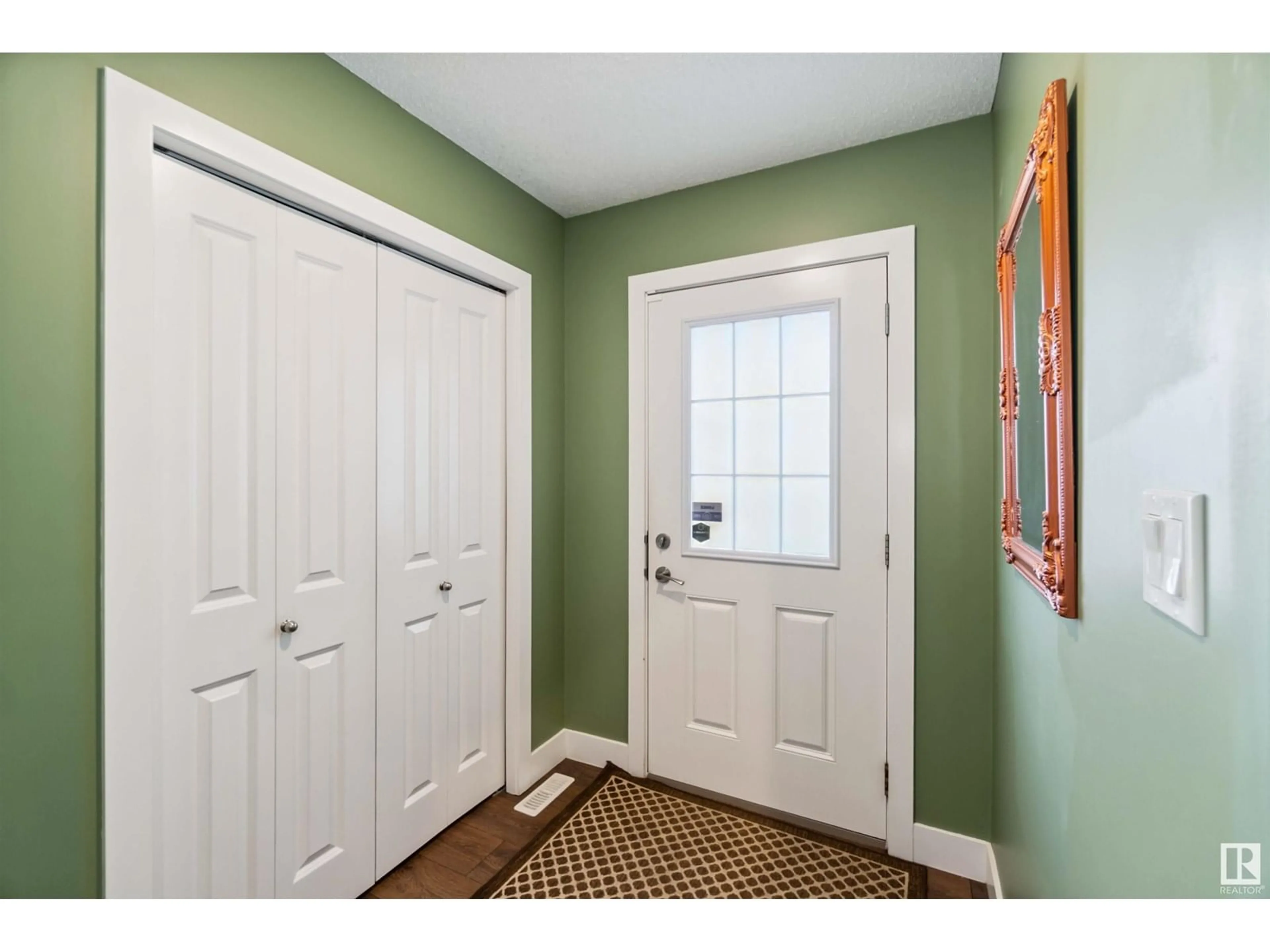 Indoor entryway for NW - 22212 89 AV, Edmonton Alberta T5T7H1