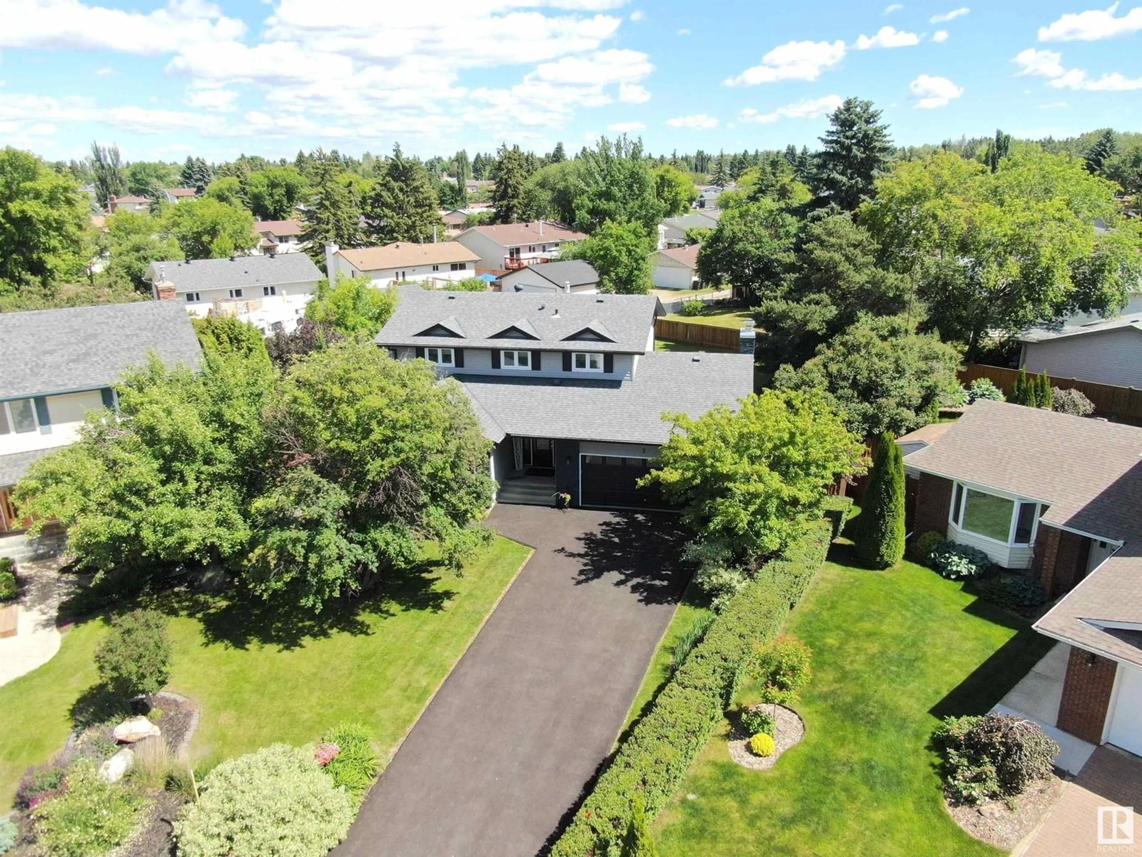 A pic from outside/outdoor area/front of a property/back of a property/a pic from drone, street for 7 MARLBORO PL, Spruce Grove Alberta T7X2P1