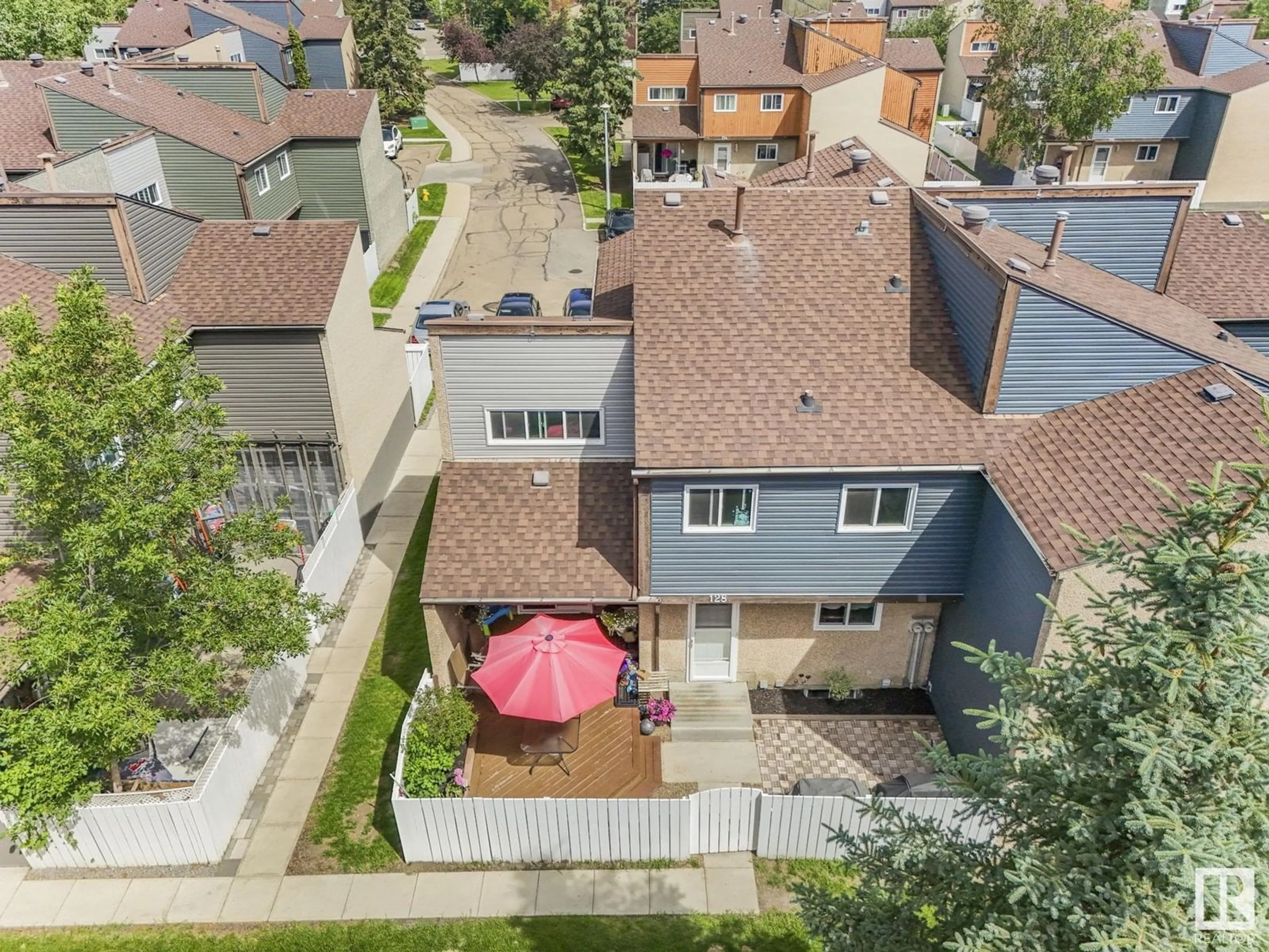 A pic from outside/outdoor area/front of a property/back of a property/a pic from drone, street for 128 KASKITAYO CO, Edmonton Alberta T6J3T3