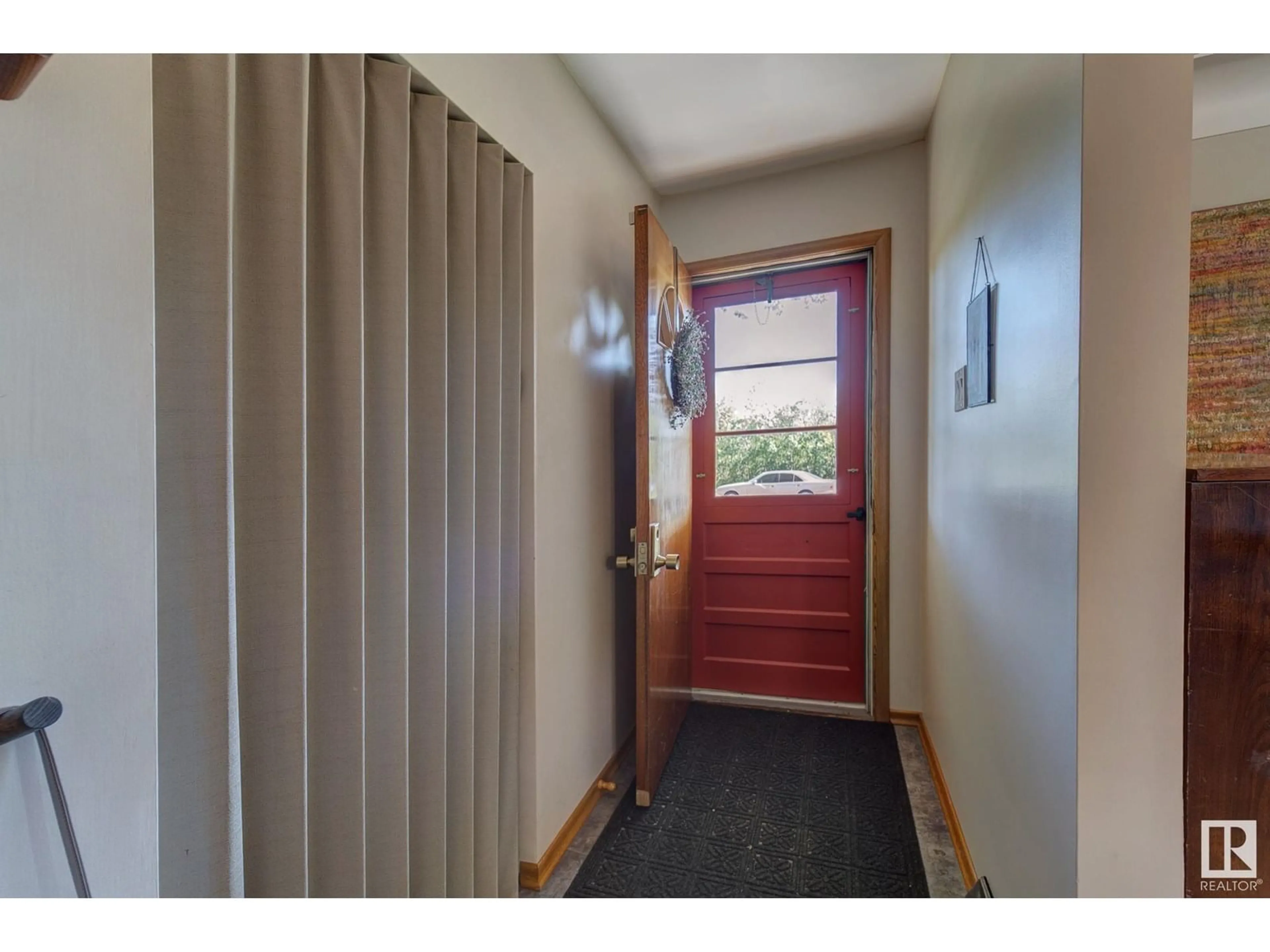 Indoor entryway for 6416 84 ST, Edmonton Alberta T6E2W9