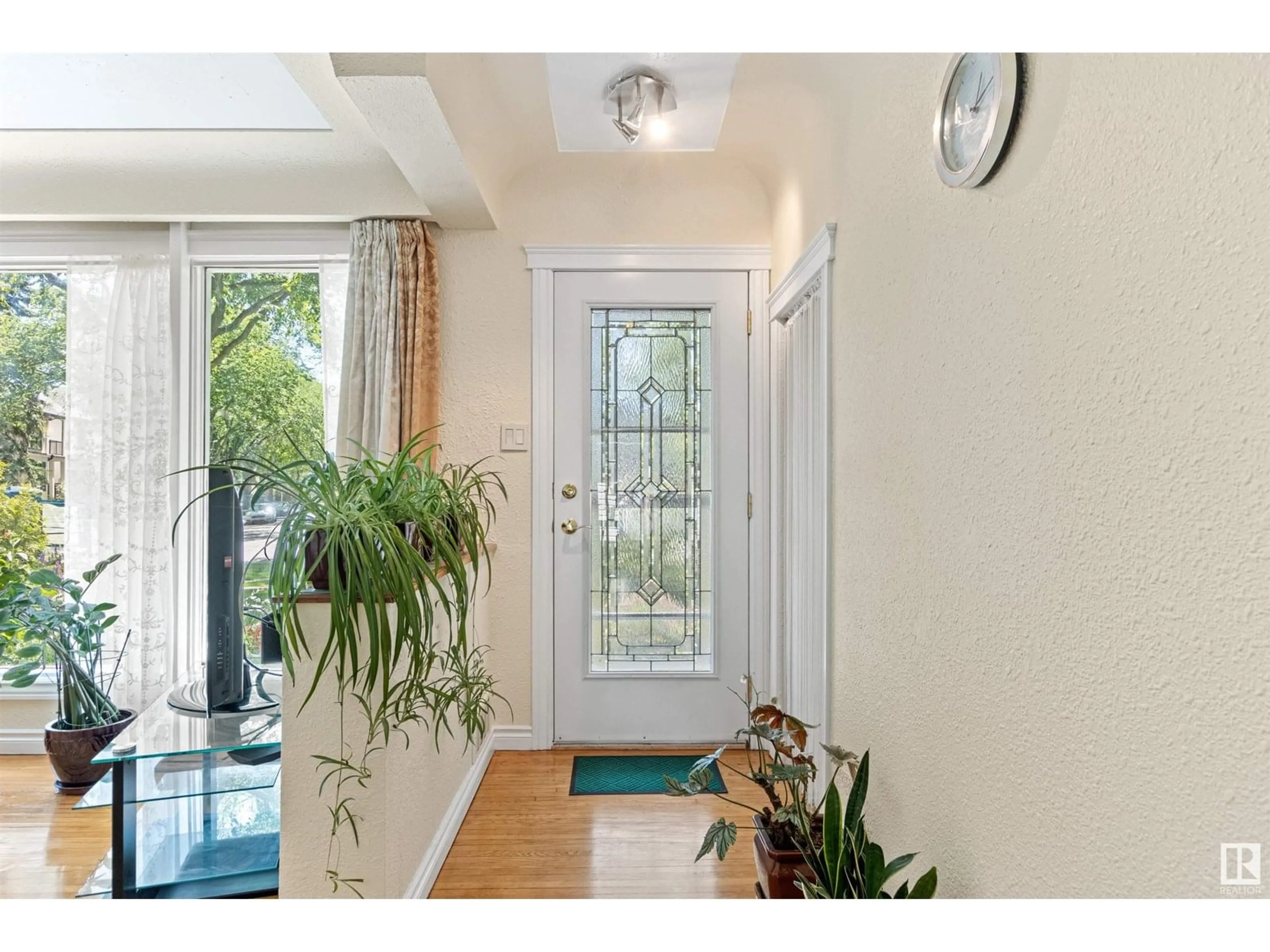 Indoor entryway for 11406 73 AV, Edmonton Alberta T6G0E1