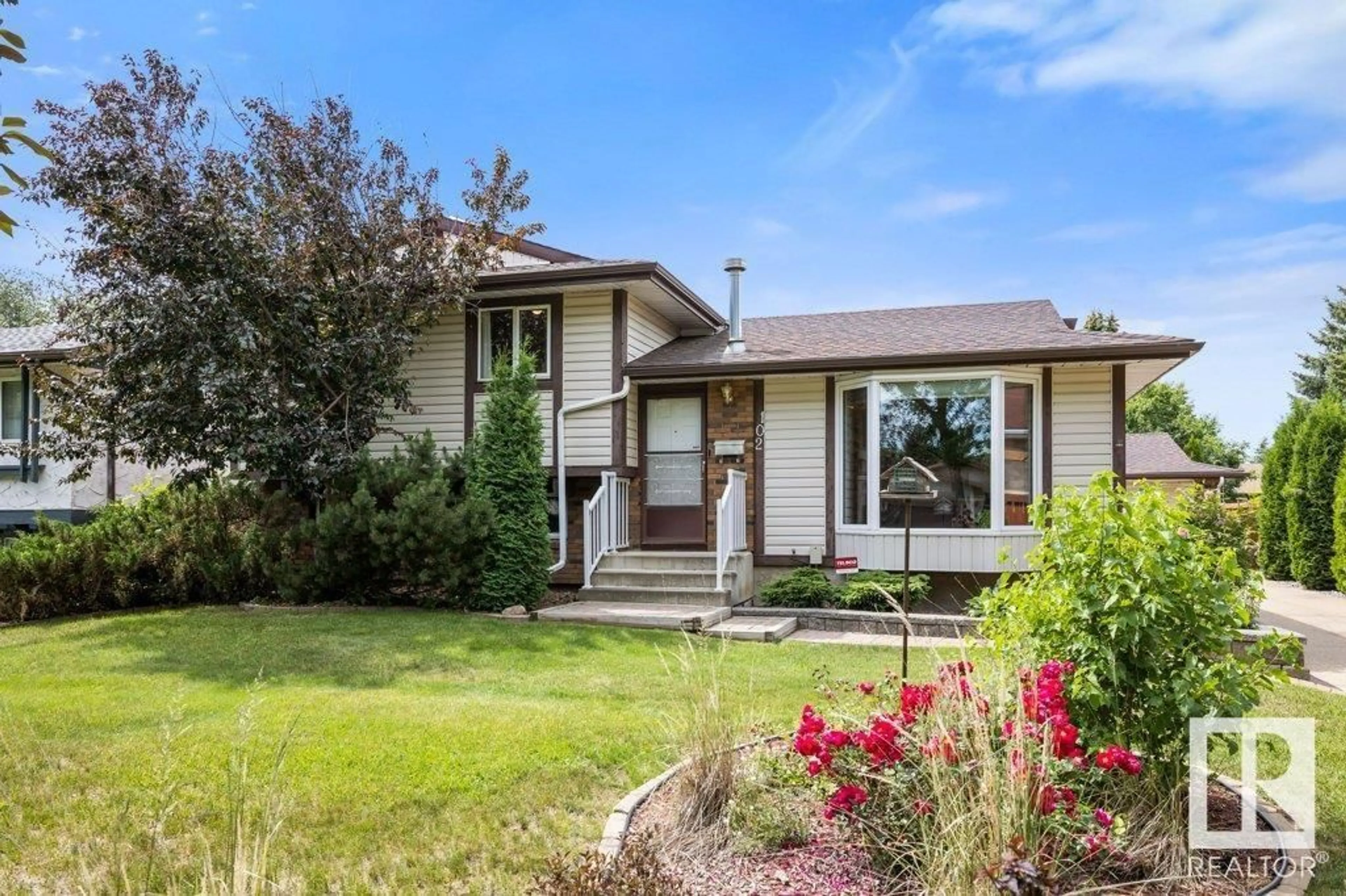Home with vinyl exterior material, street for 102 LAROSE DR, St. Albert Alberta T8N2T2