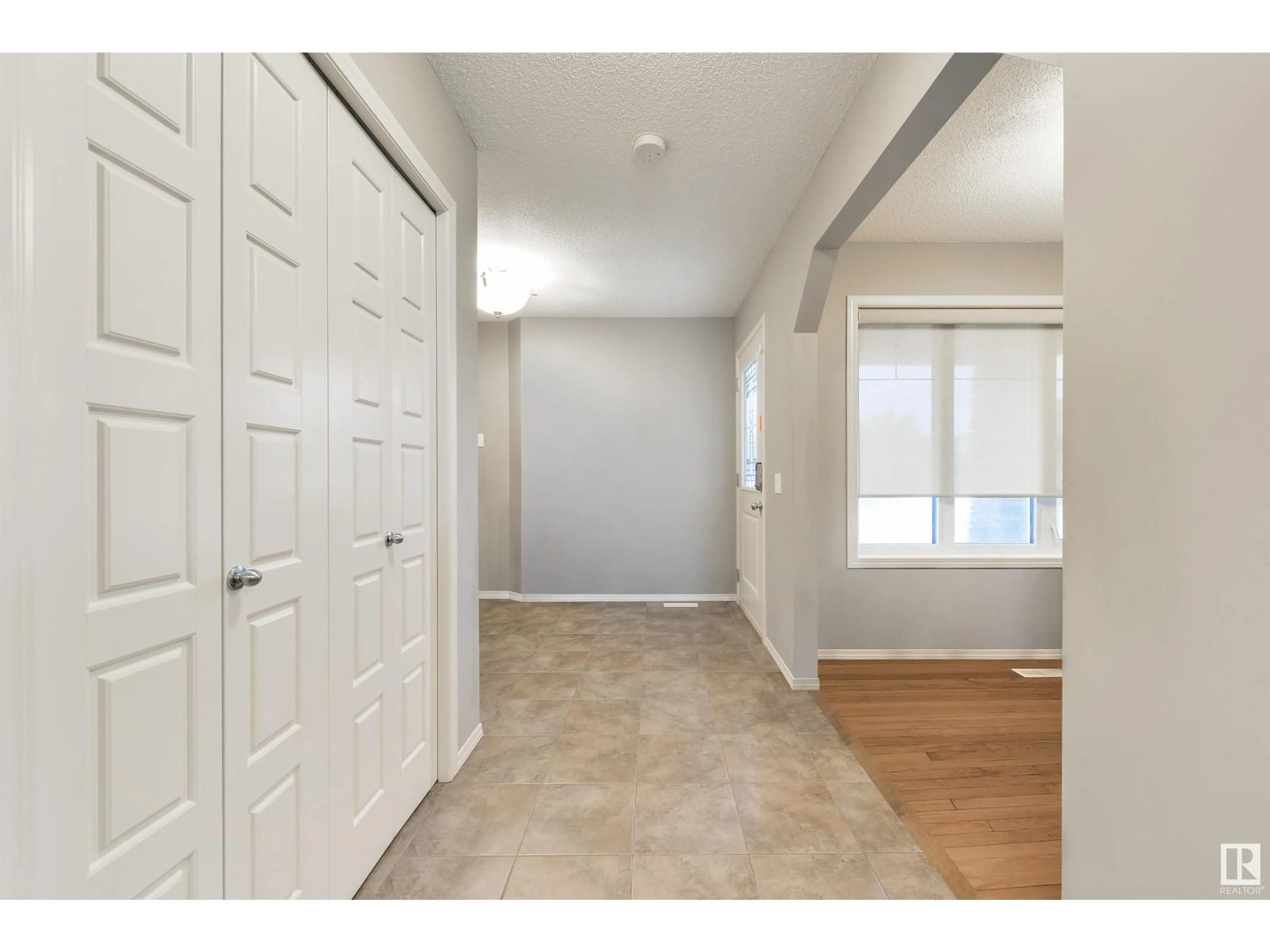 Indoor entryway for 7161 CARDINAL WY, Edmonton Alberta T6W2Y3