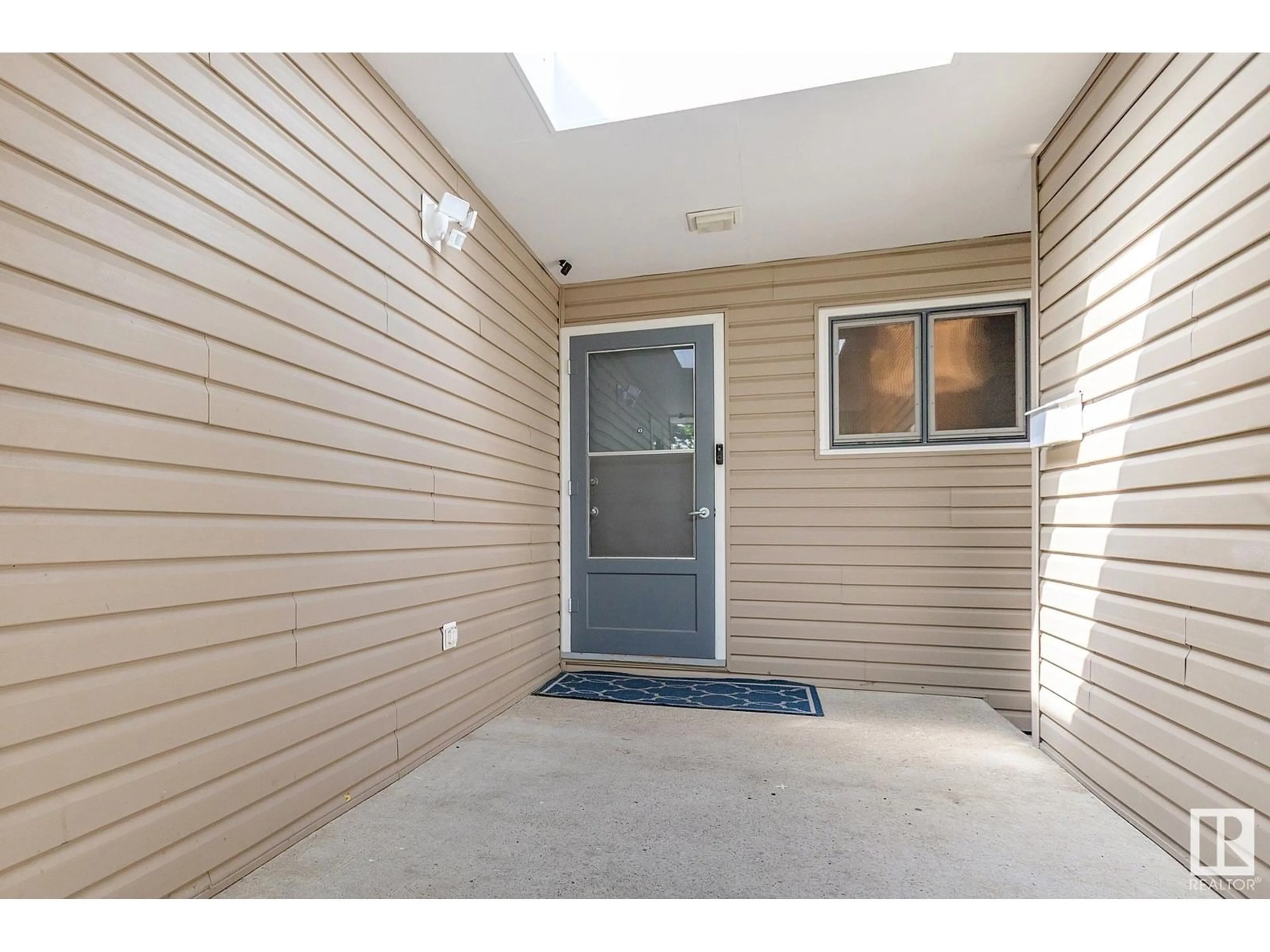 Indoor entryway for 4908 112 ST, Edmonton Alberta T6H3H9