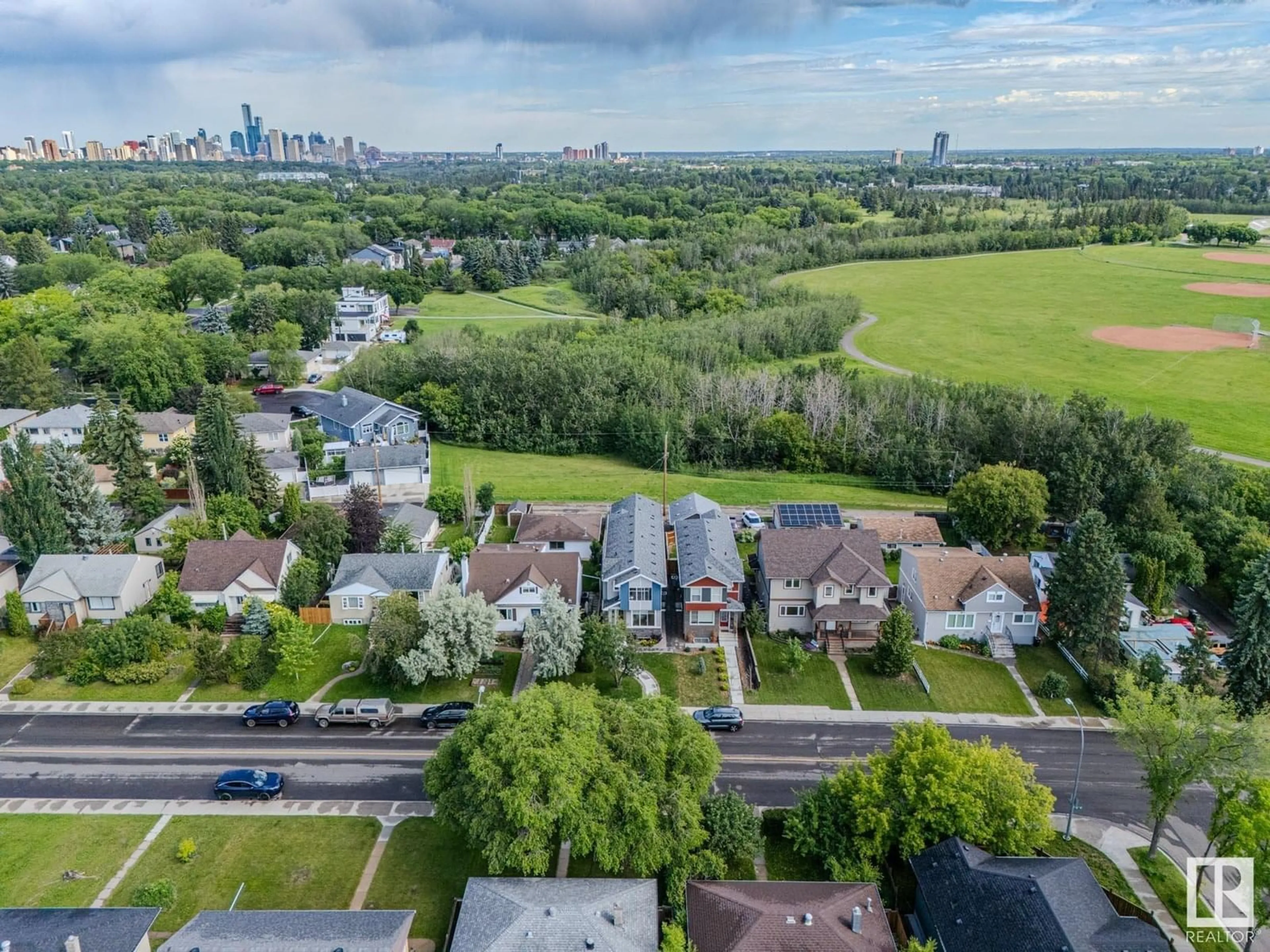 A pic from outside/outdoor area/front of a property/back of a property/a pic from drone, city buildings view from balcony for NW - 9118 66 AV, Edmonton Alberta T6E0L5