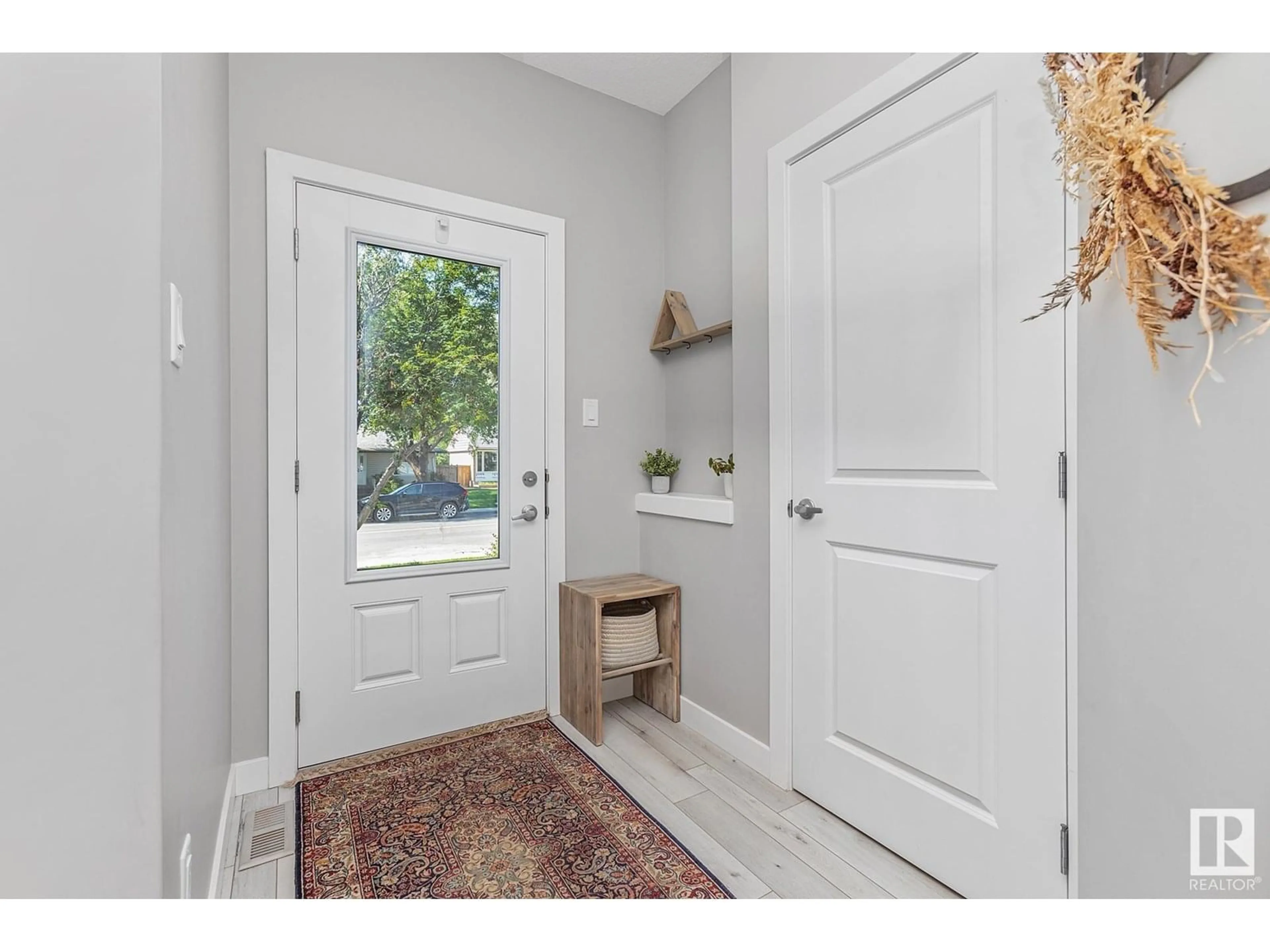 Indoor entryway for NW - 9118 66 AV, Edmonton Alberta T6E0L5