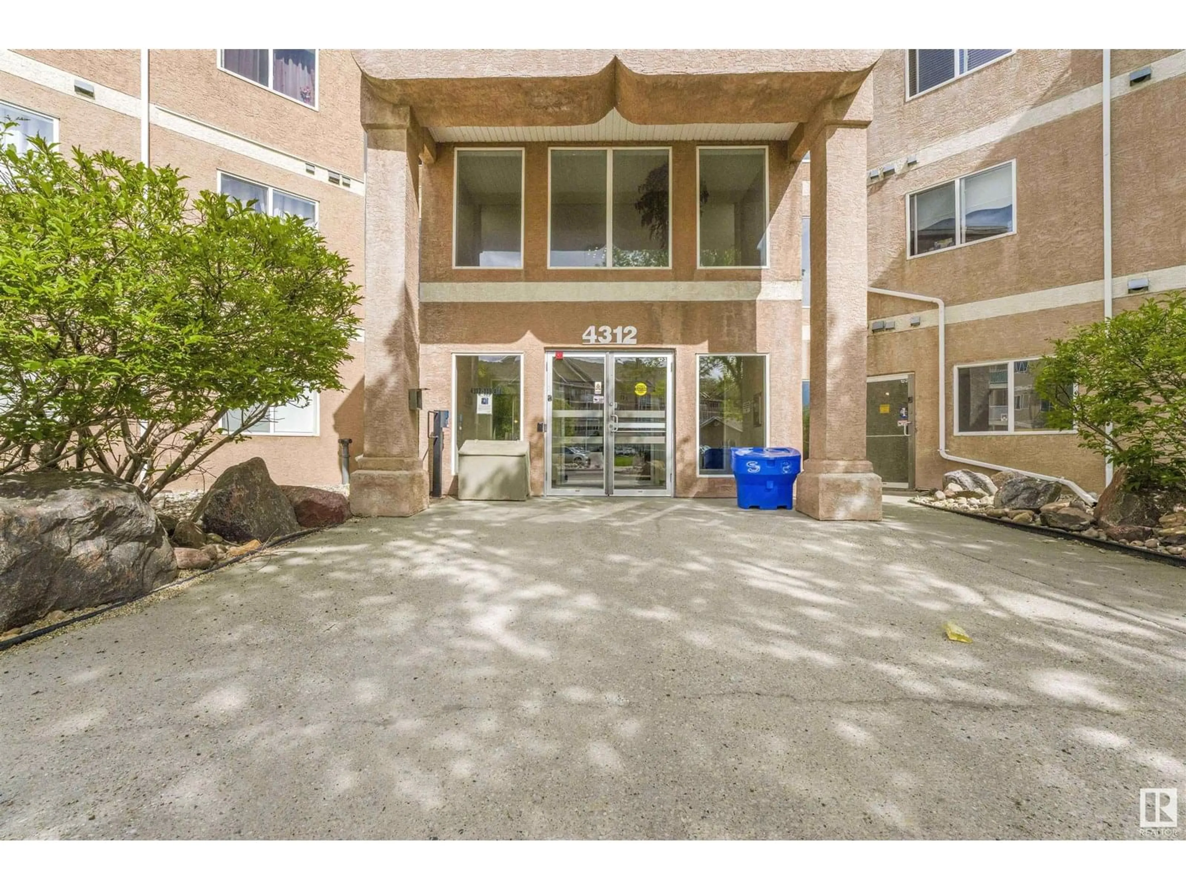 Indoor foyer for #213 - 4312 139 AV, Edmonton Alberta T5Y3J4