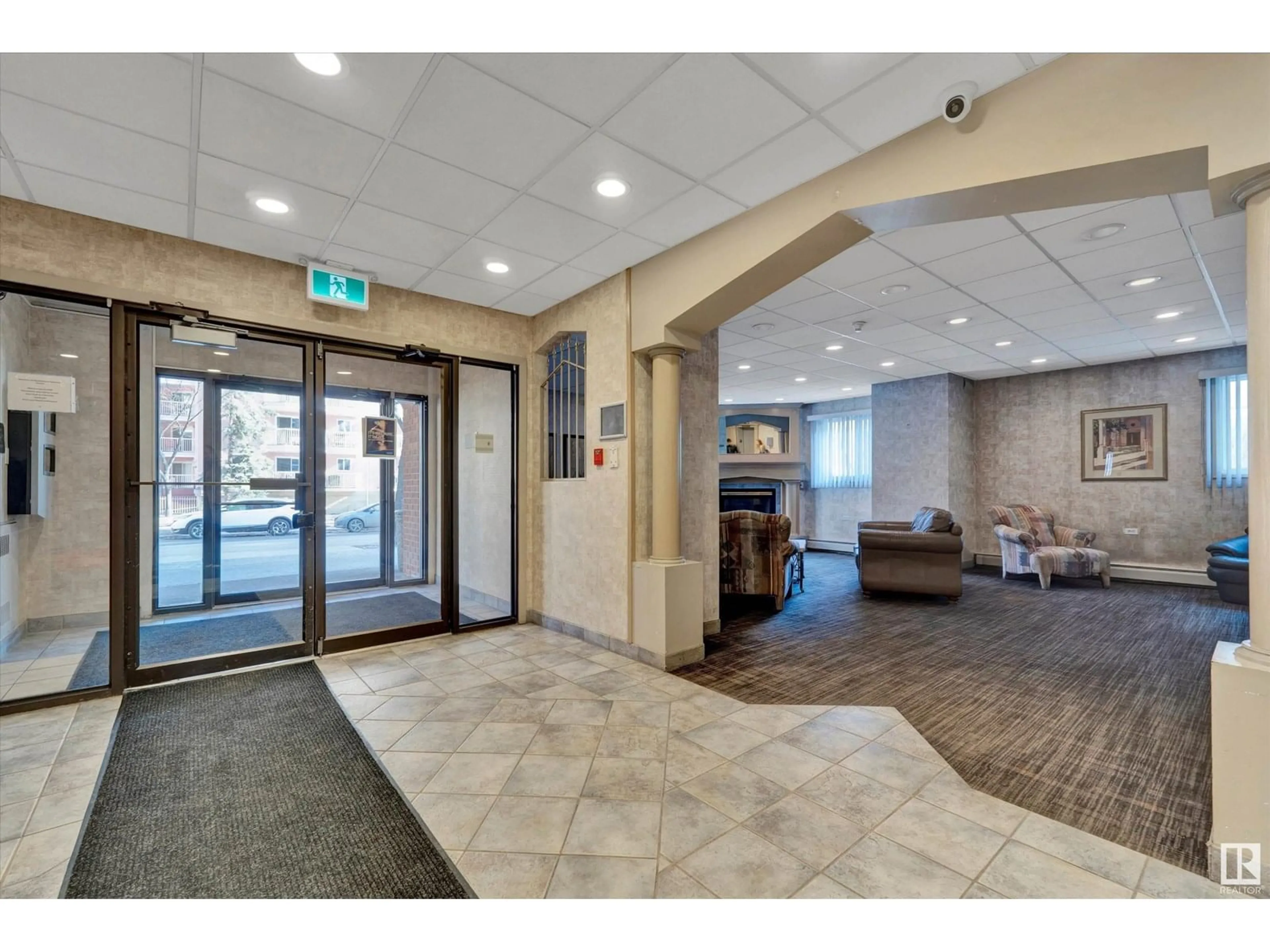 Indoor foyer for #303 - 10150 117 ST, Edmonton Alberta T5K2J2