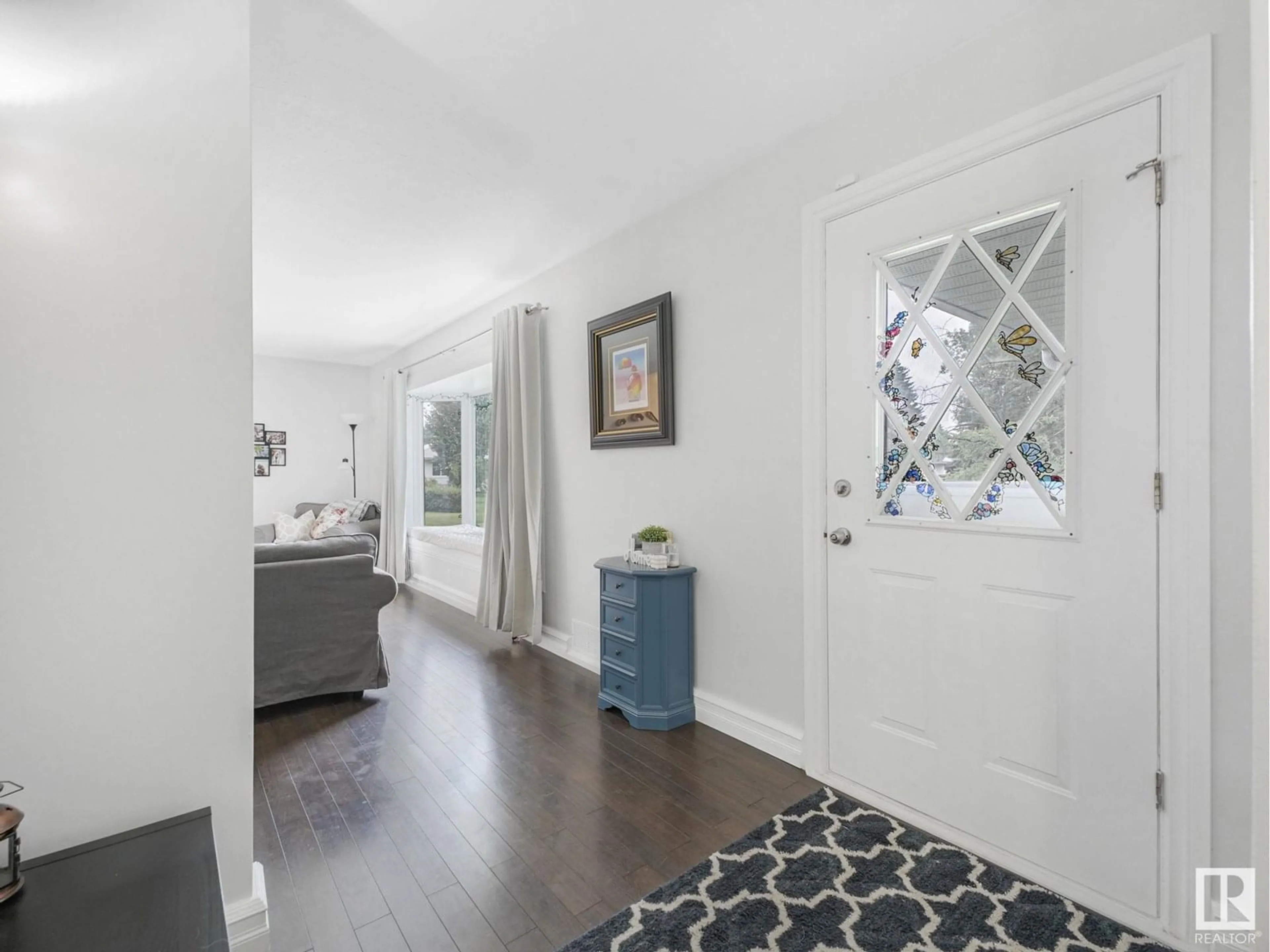 Indoor entryway for 15906 94 AV, Edmonton Alberta T5R5K8
