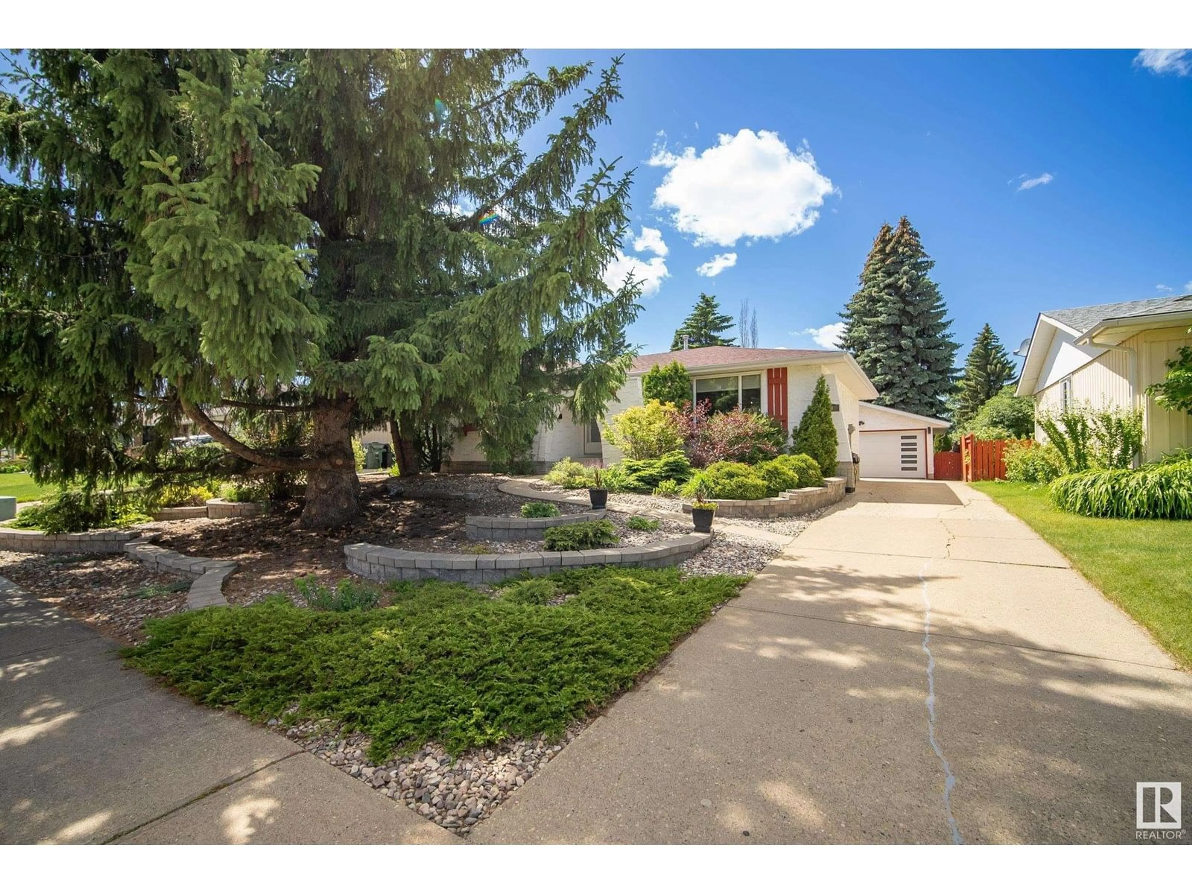 A pic from outside/outdoor area/front of a property/back of a property/a pic from drone, street for 40 HAWKINS CR, Sherwood Park Alberta T8A3P2