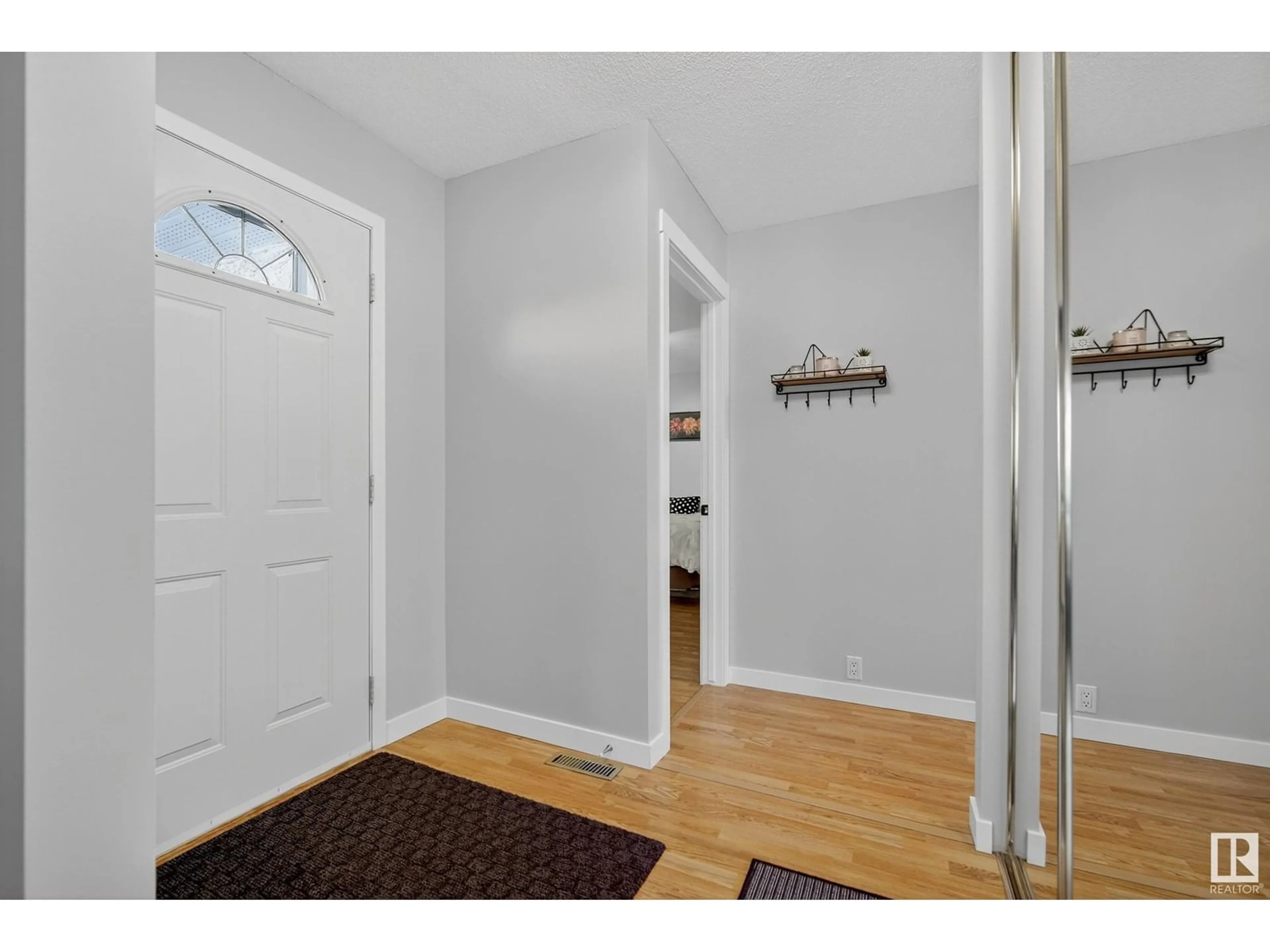 Indoor entryway for 40 HAWKINS CR, Sherwood Park Alberta T8A3P2