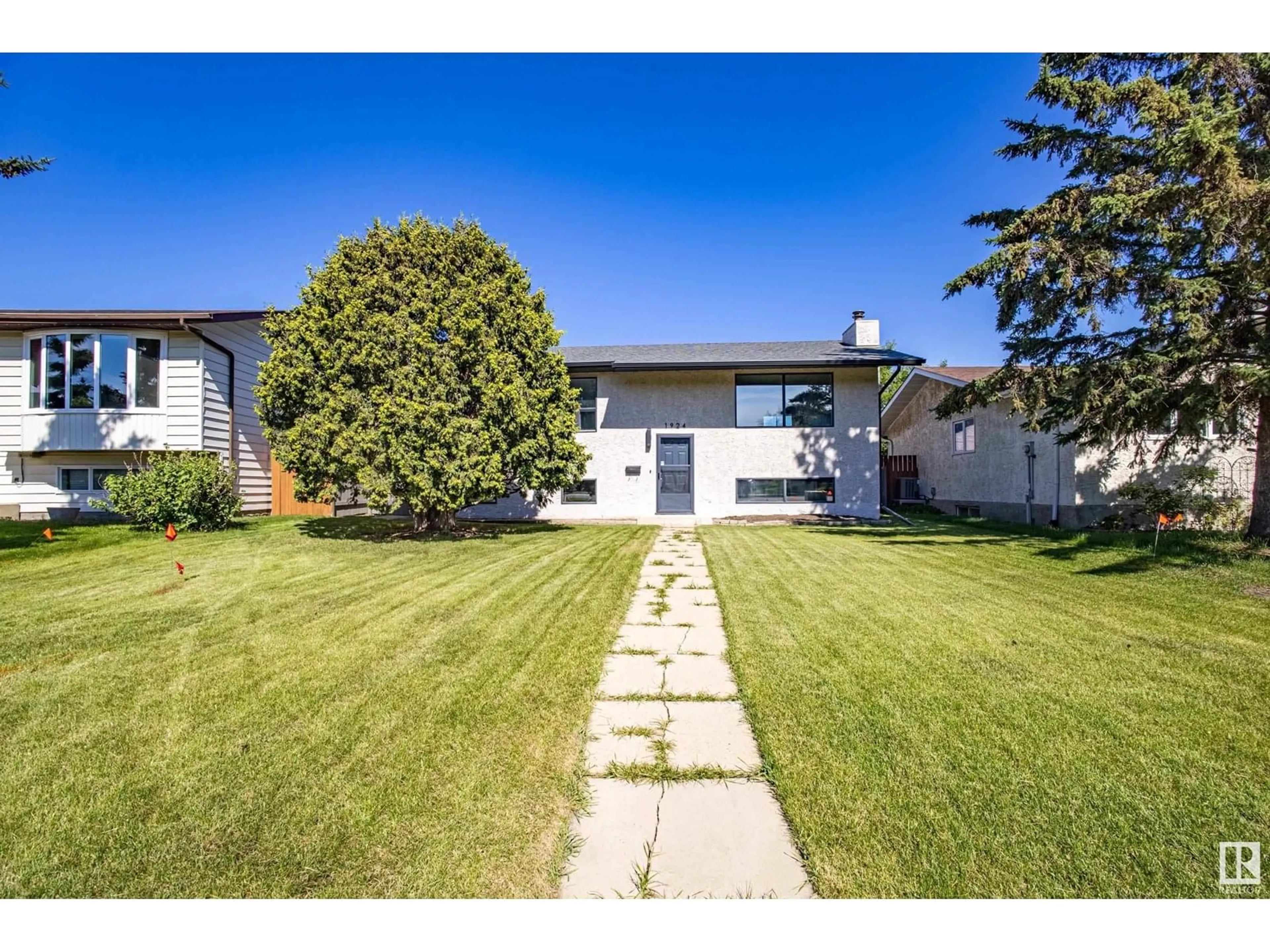 A pic from outside/outdoor area/front of a property/back of a property/a pic from drone, street for 1924 62 ST, Edmonton Alberta T6L1L9