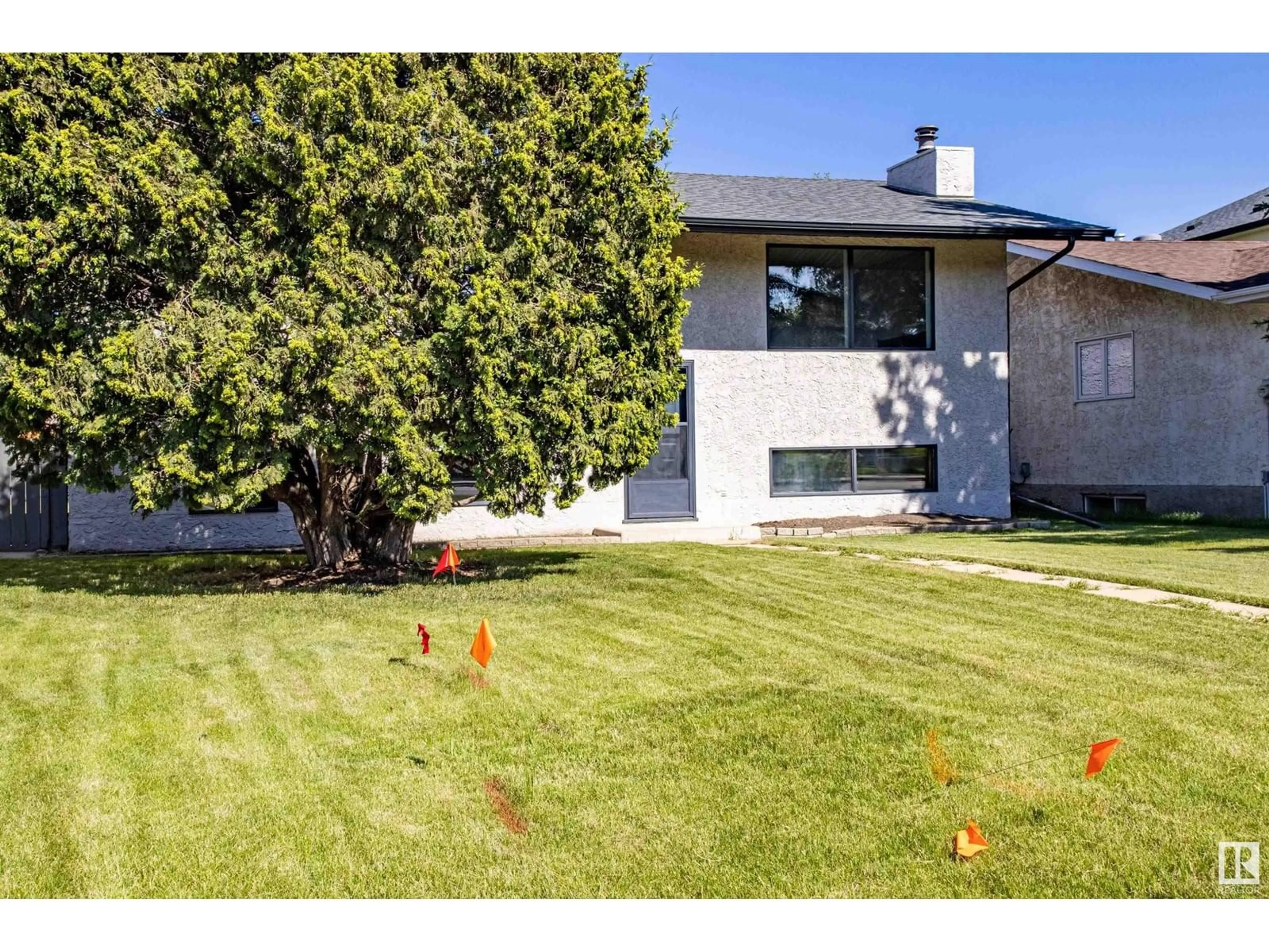 A pic from outside/outdoor area/front of a property/back of a property/a pic from drone, street for 1924 62 ST, Edmonton Alberta T6L1L9