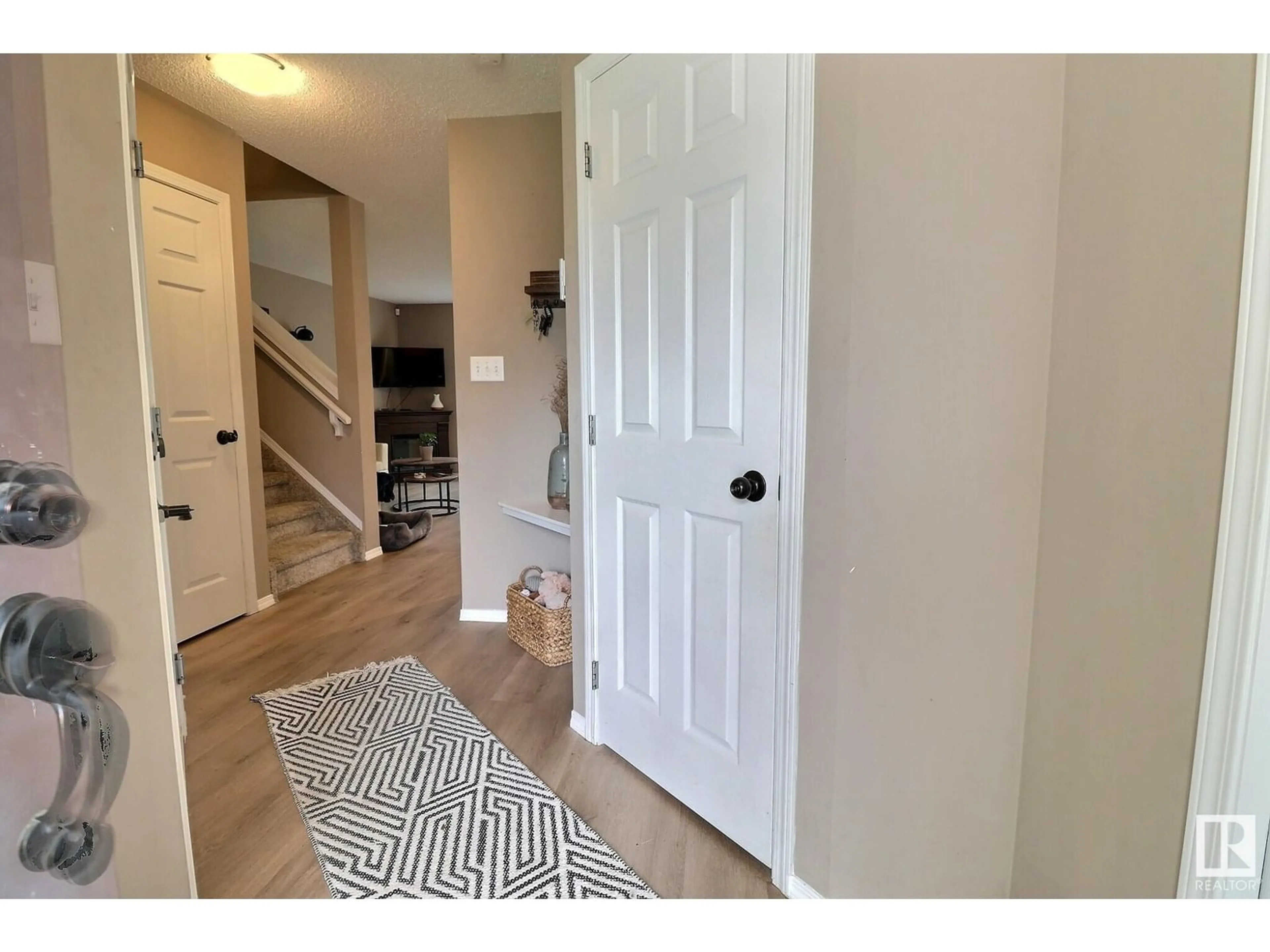 Indoor entryway for 36 - 287 MACEWAN RD, Edmonton Alberta T6W1T4
