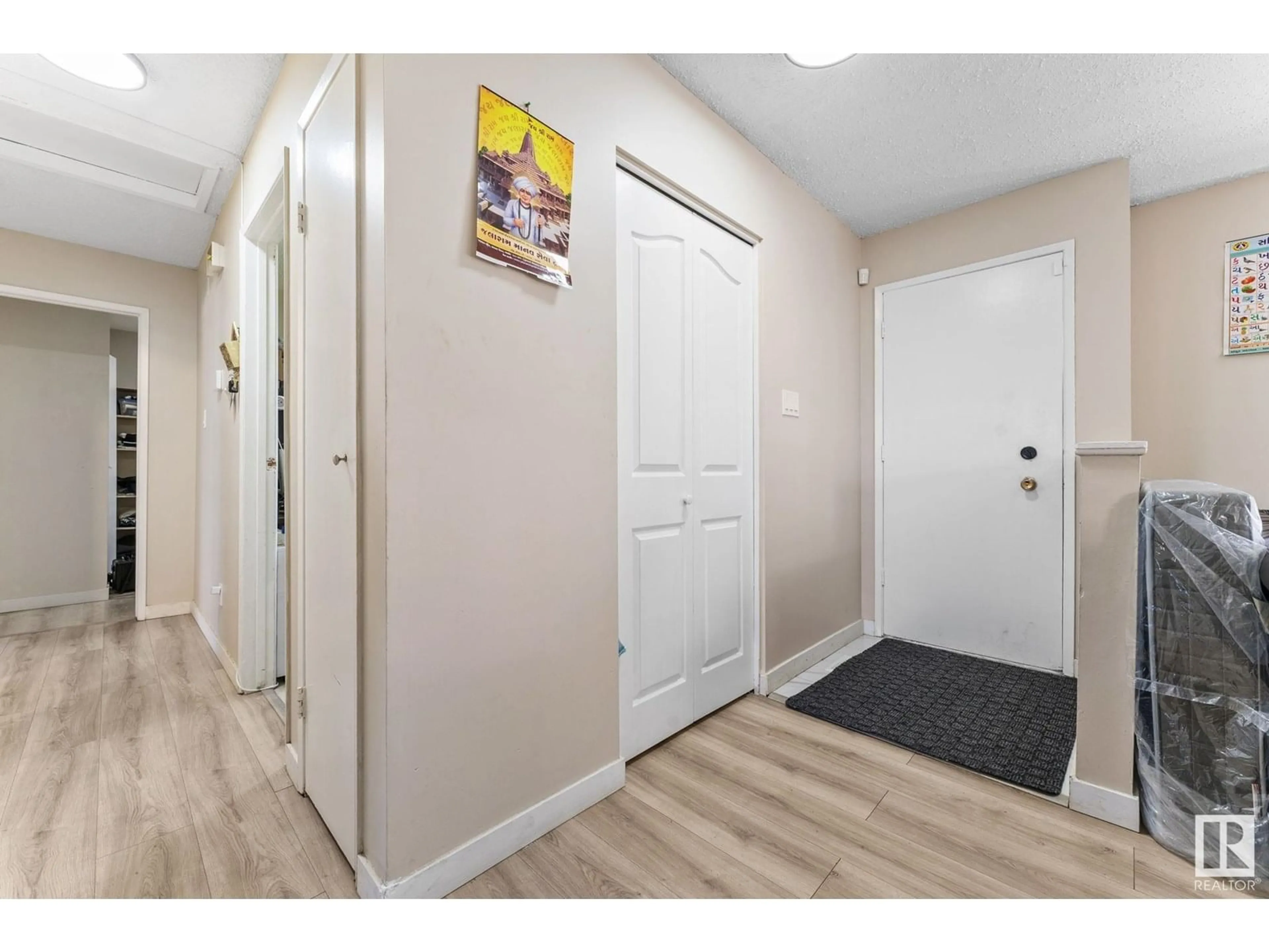 Indoor entryway for 363 KNOTTWOOD RD, Edmonton Alberta T6K2G4